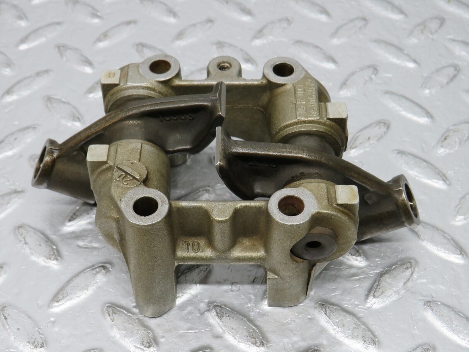 32624 Mercedes-Benz S124 300TE Rocker Arms Camshaft Bearing Block 1030510610