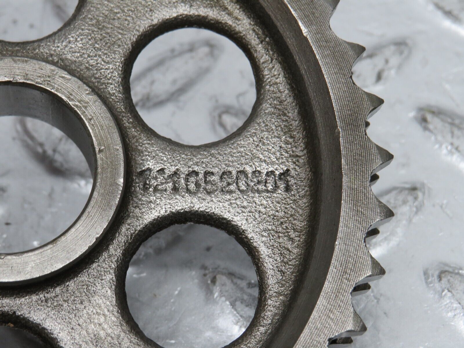 0272 Mercedes-Benz W123 220D Camshaft Timing Gear 1210520201