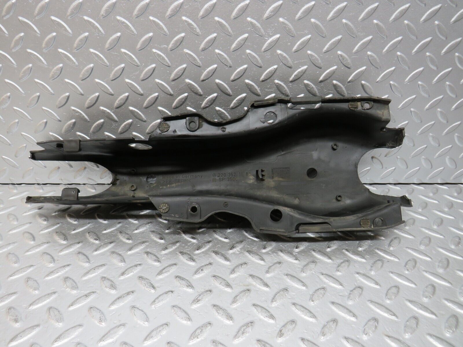 30209 Mercedes-Benz W220 S430 Rear Right Control Arm Cover 2203521188