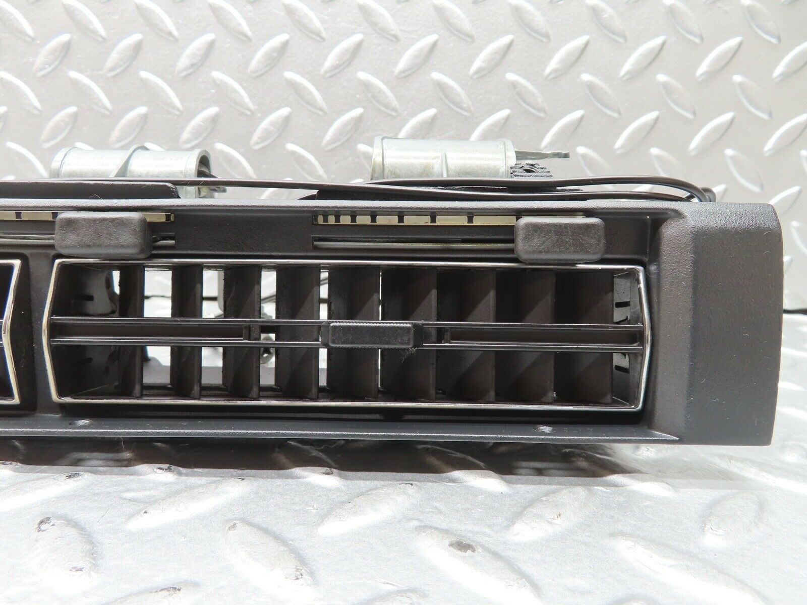 21667 Mercedes-Benz W126 300SE Dashboard Centre Air Vent 1268310030