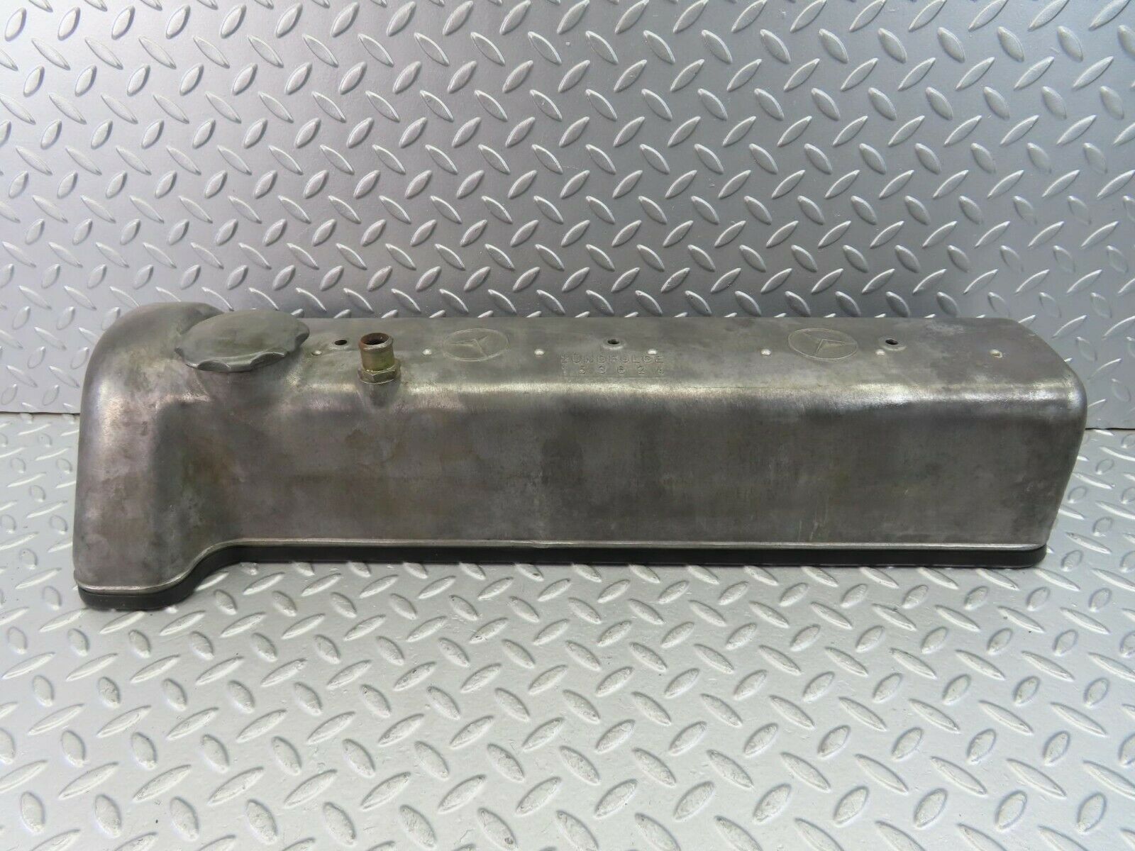 10197 Mercedes-Benz W111 220SE Cylinder Head Valve Cover 1800161305