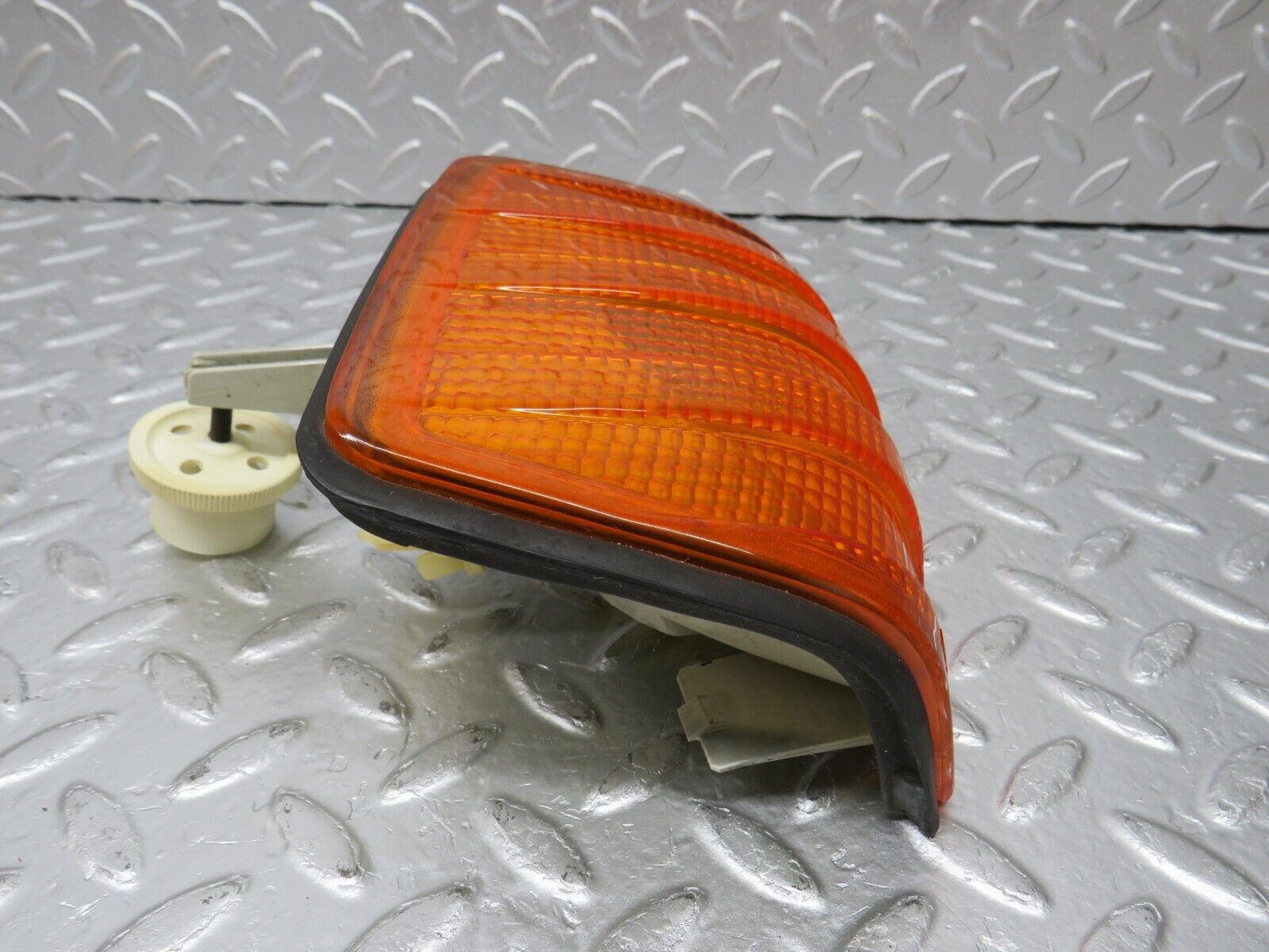 33678 Mercedes-Benz W201 190E 2.0L Indicator Light Front Left Bosch 1305232034