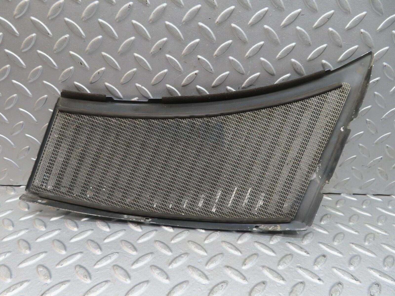 13919 Mercedes-Benz C107 280SLC Air Intake Grill Right Side