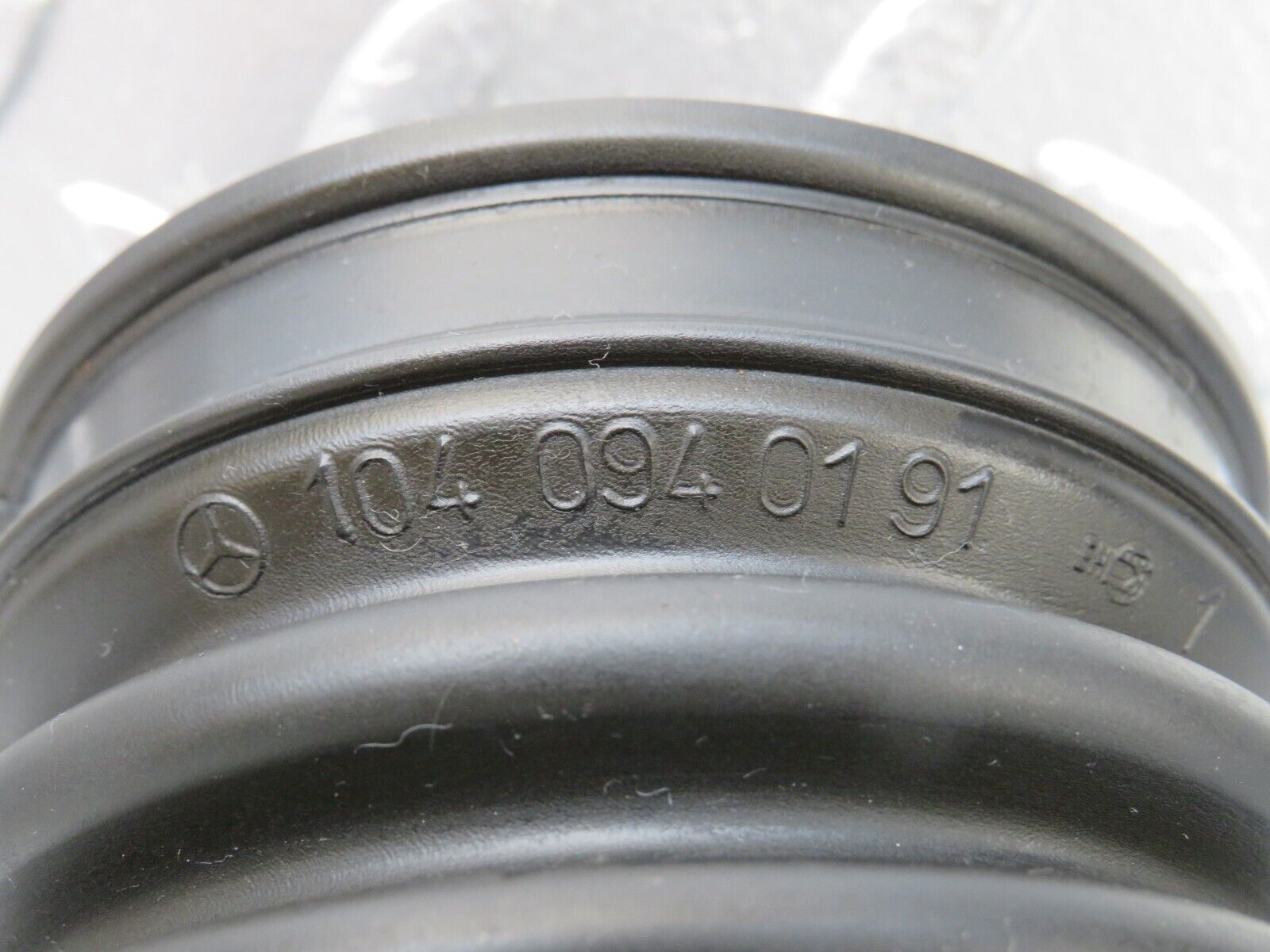 25768 Mercedes-Benz W124 280E Air Intake Hose 1040940191