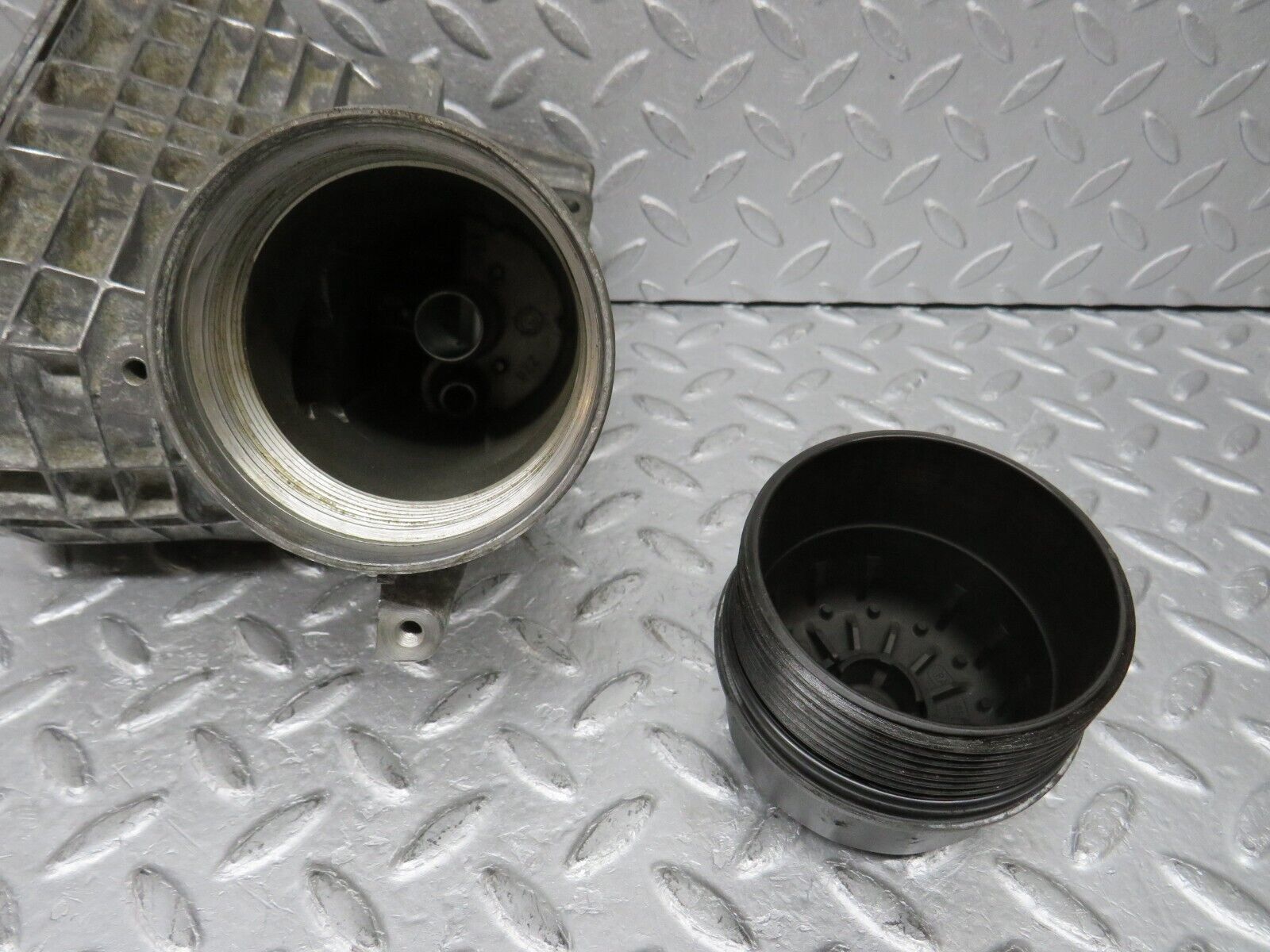 38169 Mercedes-Benz A124 320E Cabriolet Oil Filter Housing 1041840608