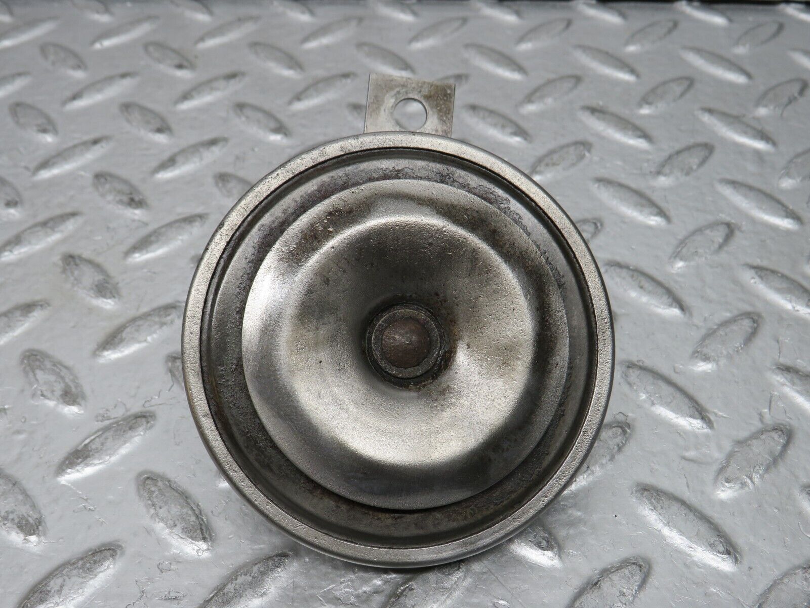 27992 Mercedes-Benz W123 280E Horn Hella 002952