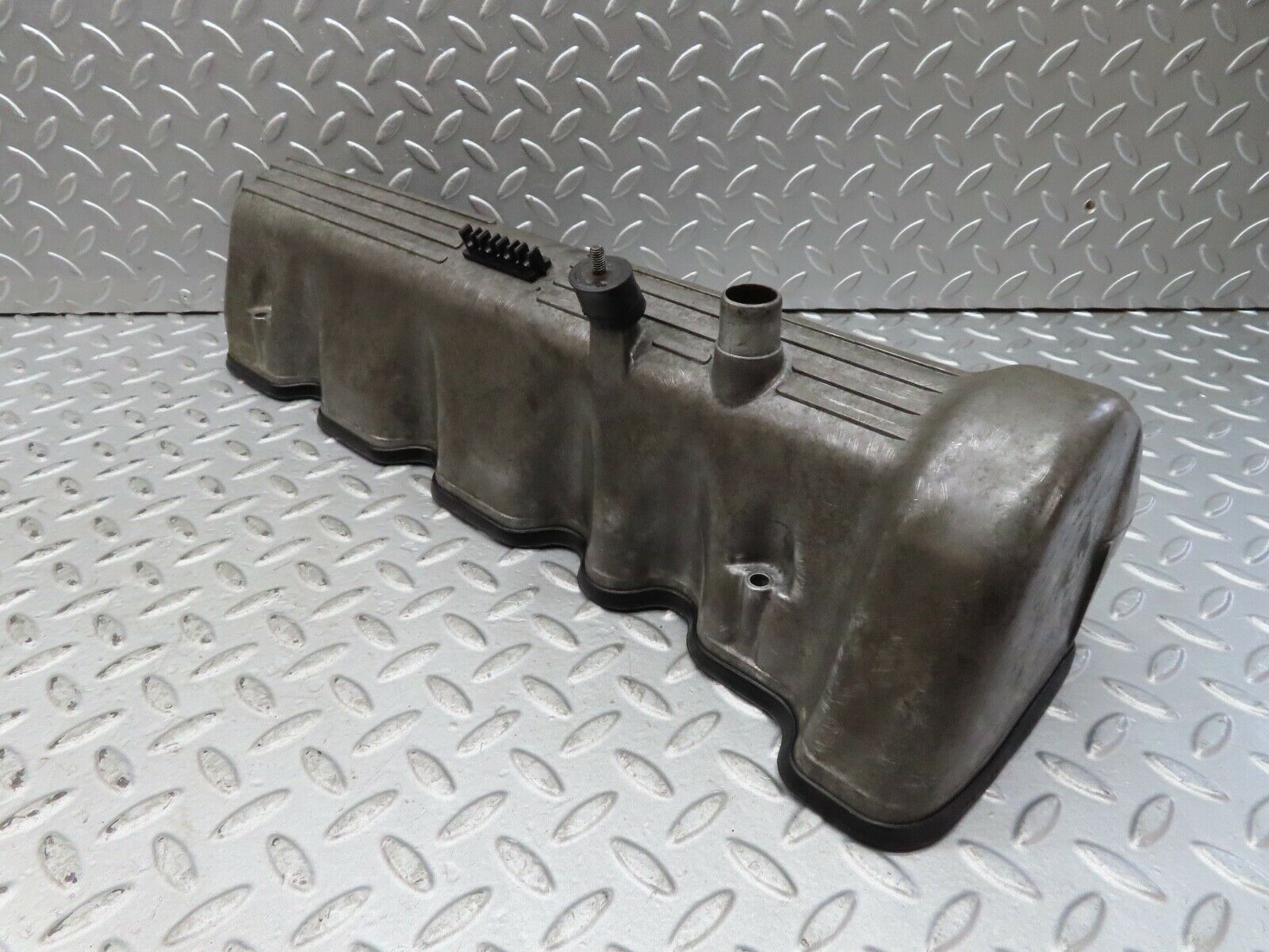 17757 Mercedes-Benz W116 450SEL Cylinder Head Valve Cover Left Side