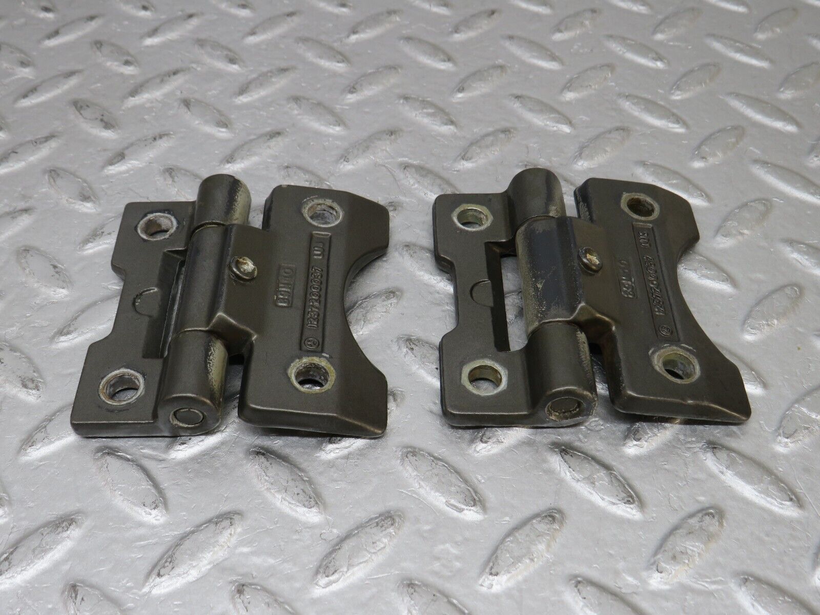 36071 Mercedes-Benz W126 420SE Door Hinge 1237200037