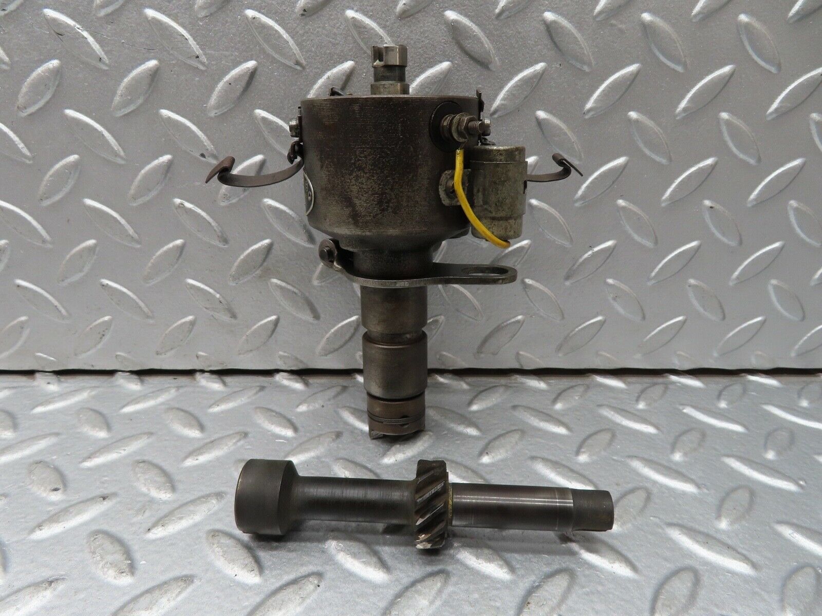 18742 Mercedes-Benz W120 W121 Ponton Ignition Distributor Bosch VJUR4BR27T