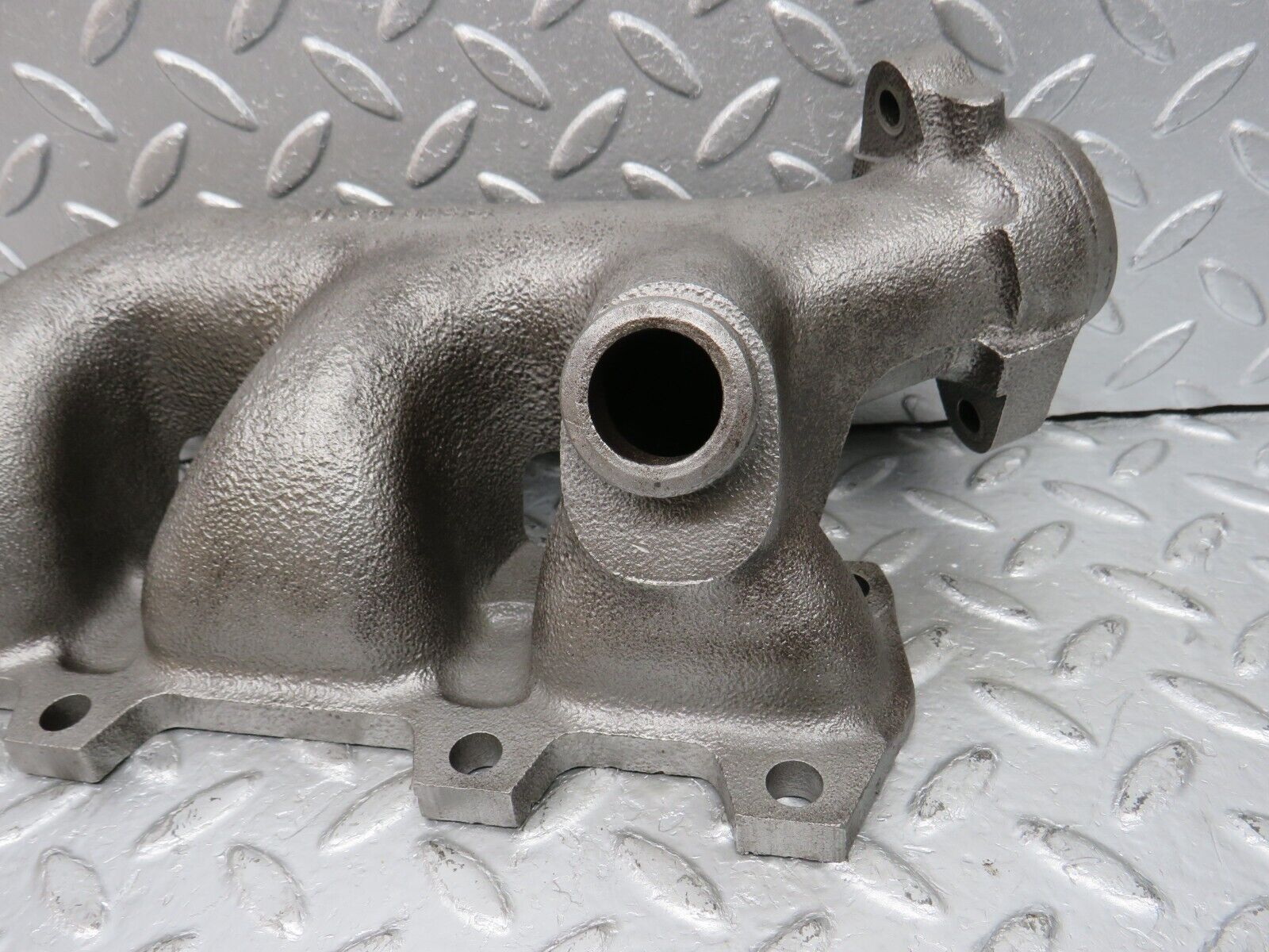 33102 Mercedes-Benz W124 300D Exhaust Manifold Cylinder 1-3 6061421002