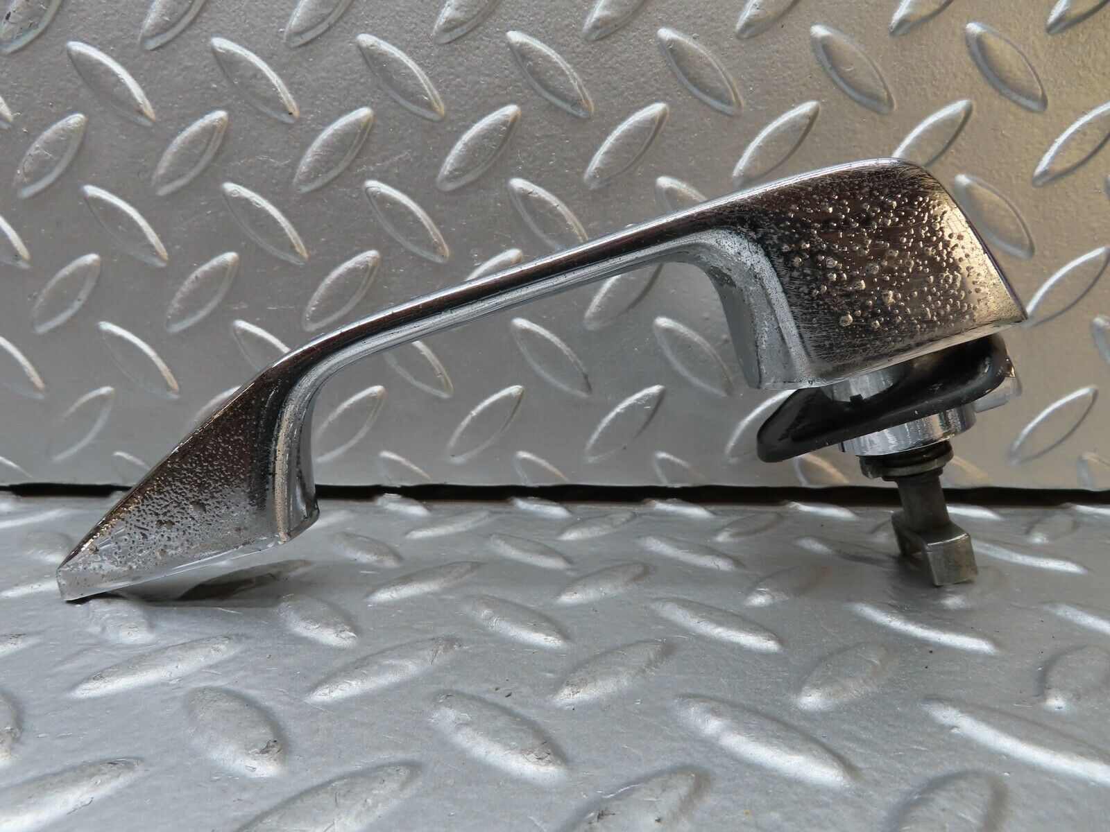 20835 Mercedes-Benz W114 250CE Coupe Door Handle Right No Key 1157660201