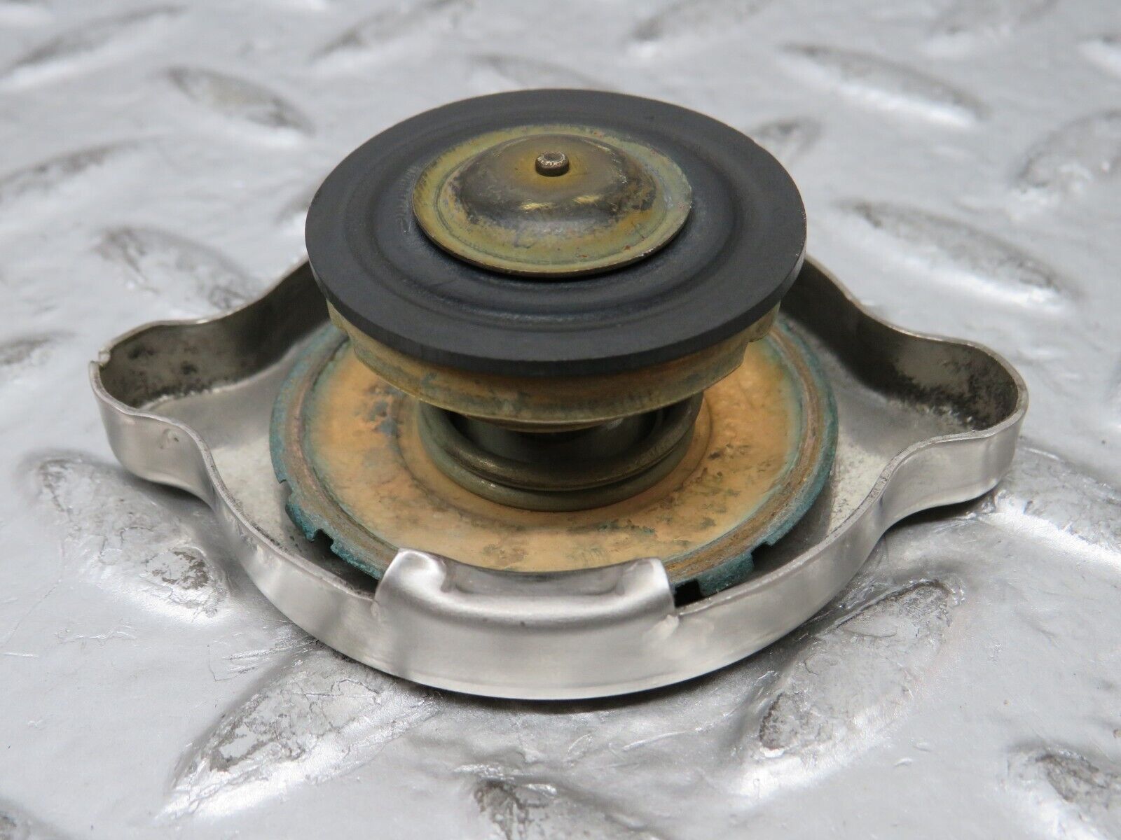 26993 Mercedes-Benz W123 240D Radiator Cap Behr 1235010015