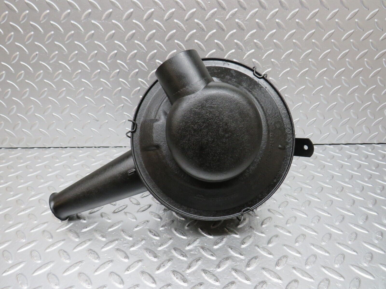 31144 Mercedes-Benz W123 200D Air Filter Box Housing 0100942902