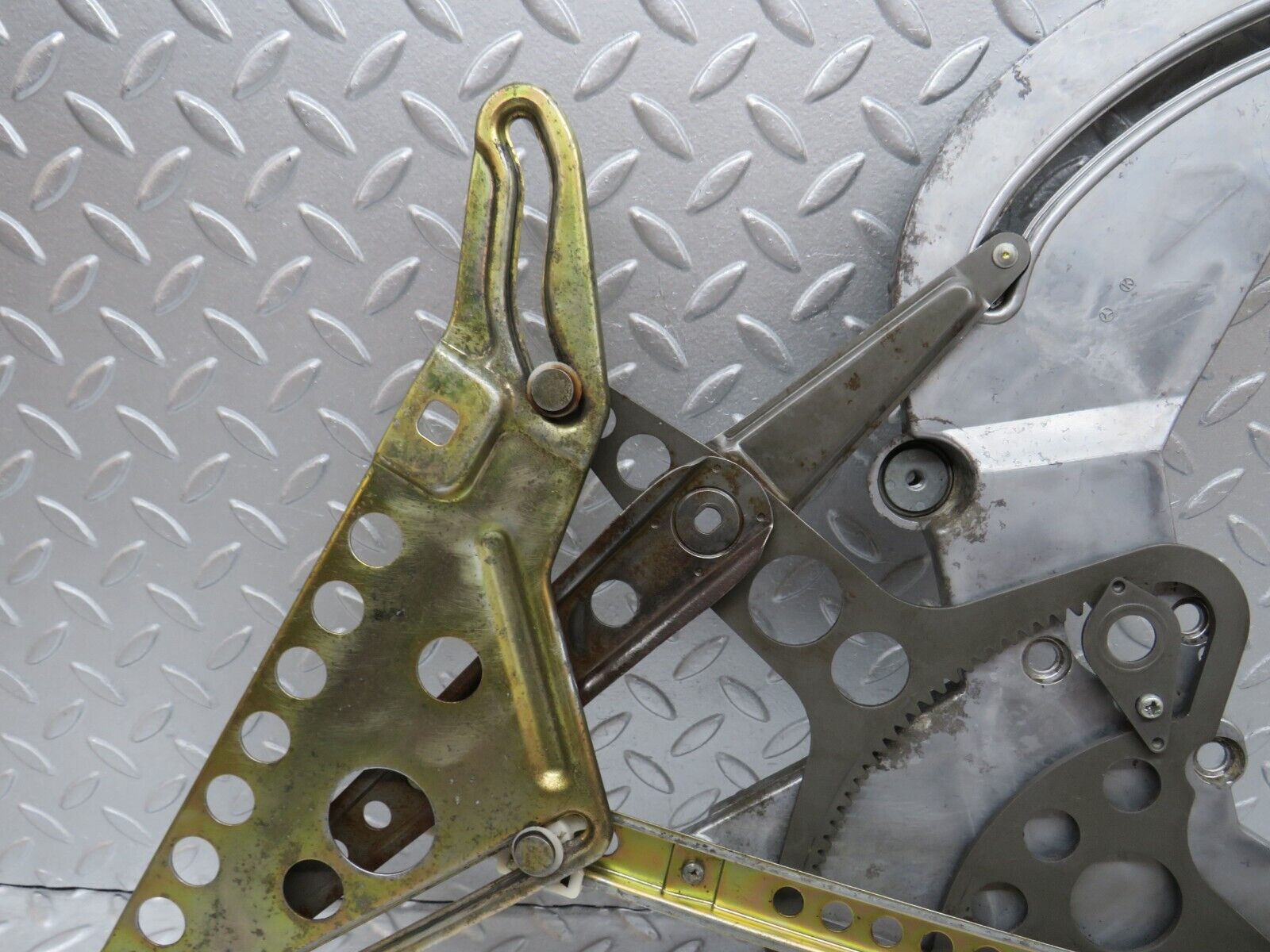 37123 Mercedes-Benz C126 420SEC Coupe Rear Left Window Regulator Mechanism