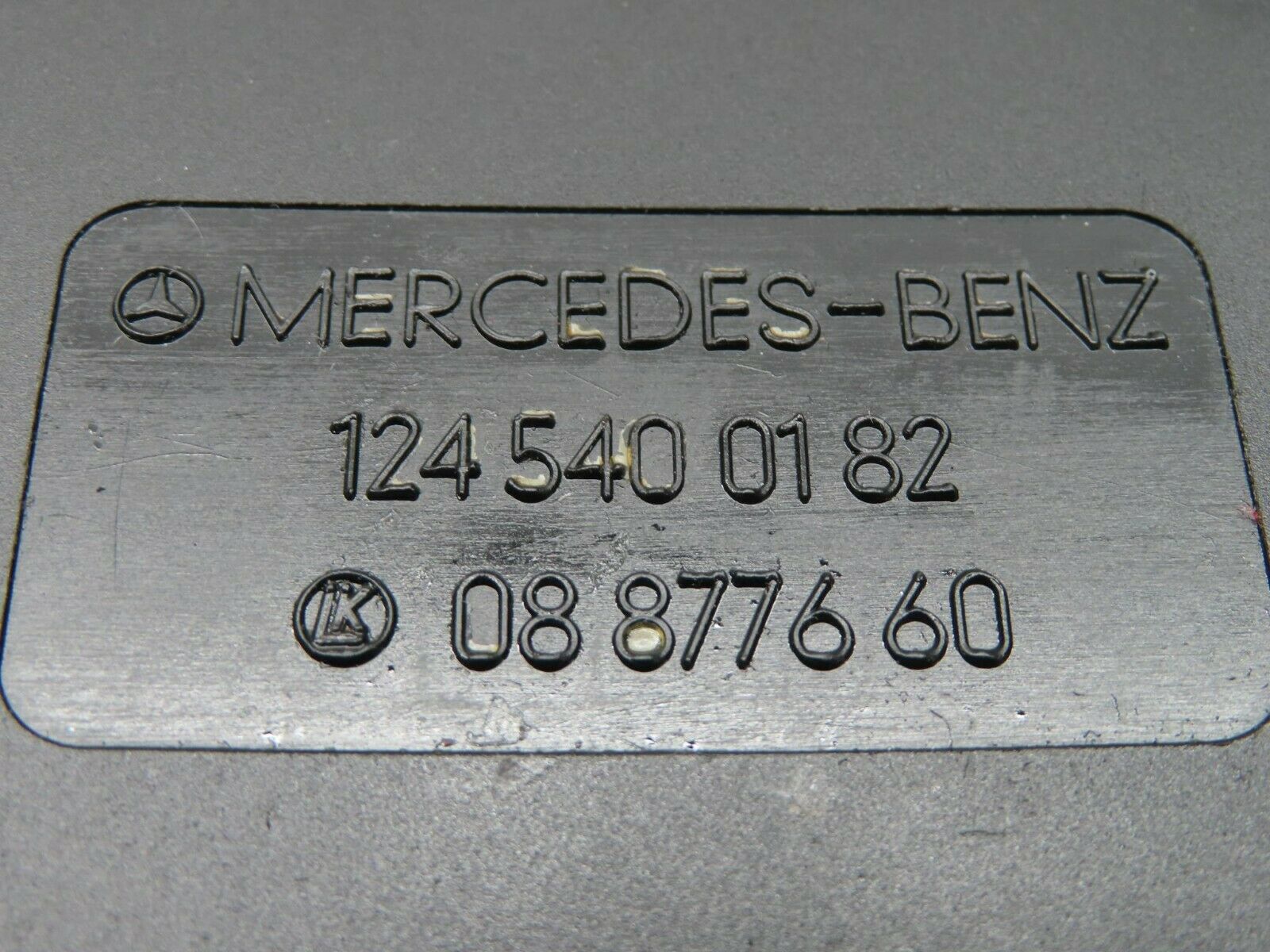 16286 Mercedes-Benz W124 260E Fuse Box Cover Lid 1245400182