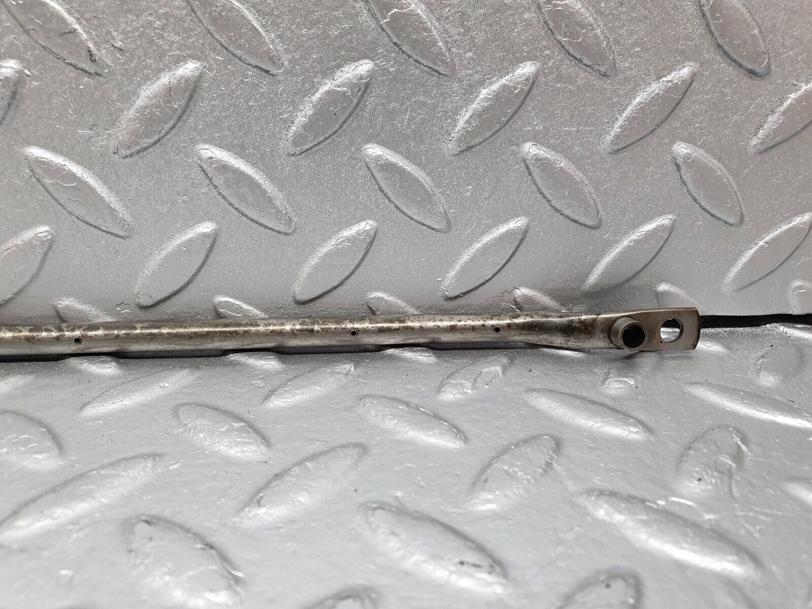 40875 Mercedes-Benz W123 240D Camshaft Oil Tube