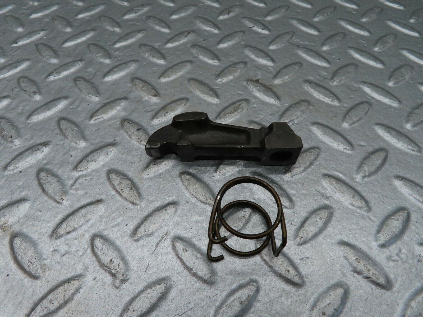 18061 Mercedes-Benz W123 200 Valve Rocker Arm With Retaining Spring