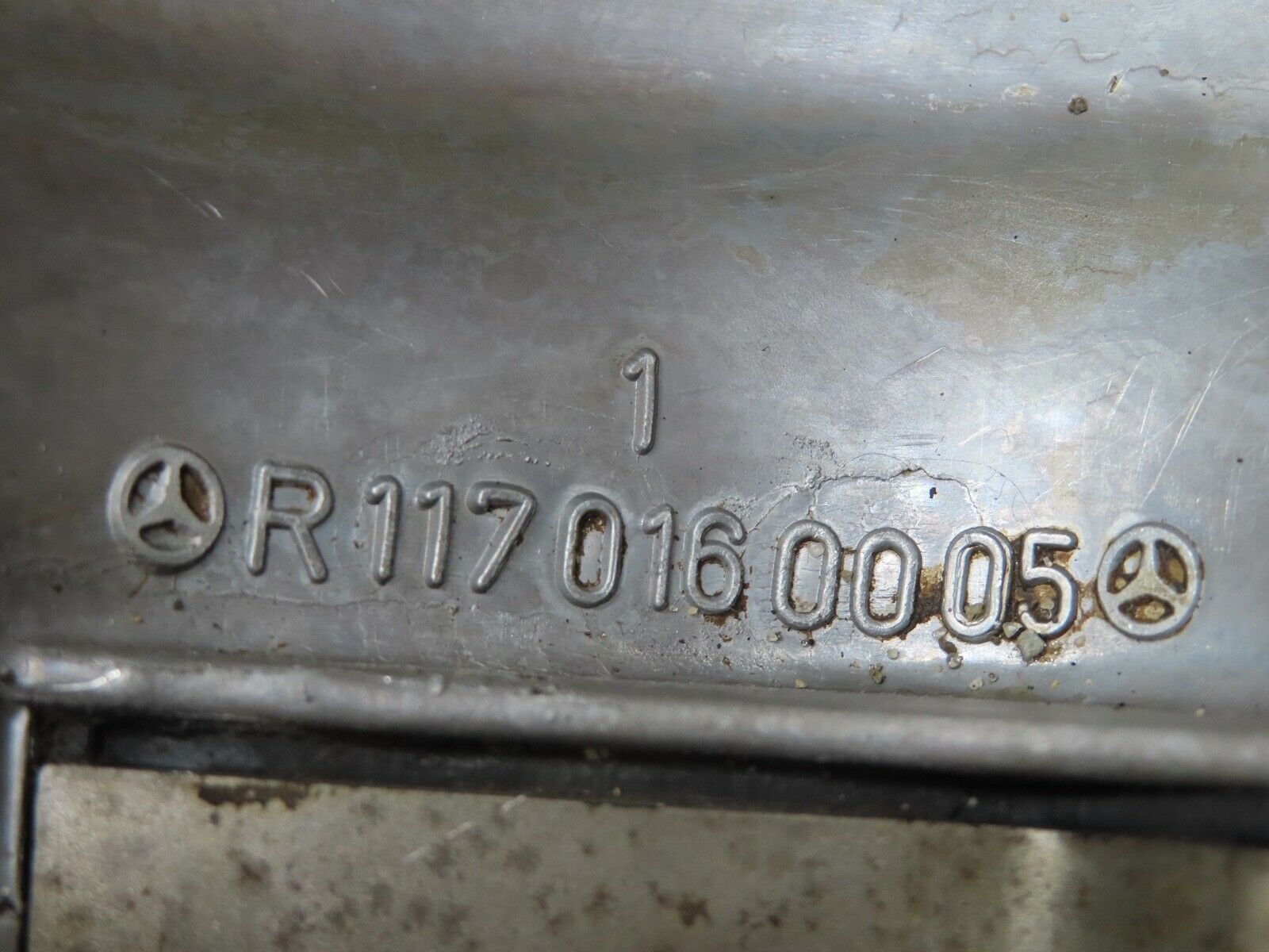 17757 Mercedes-Benz W116 450SEL Cylinder Head Valve Cover Left Side