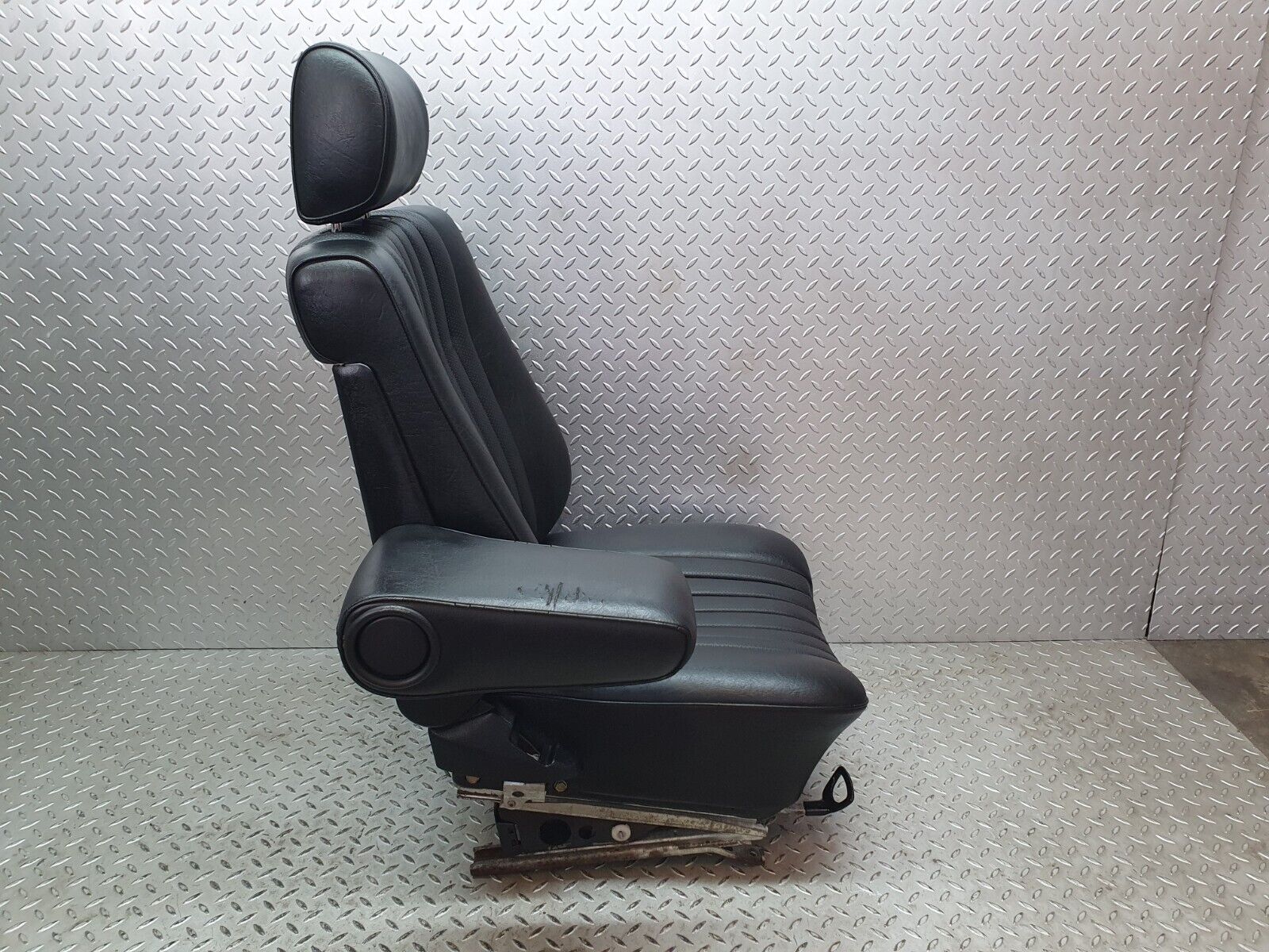 40807 Mercedes-Benz W123 300D Front Left Seat Leather Black