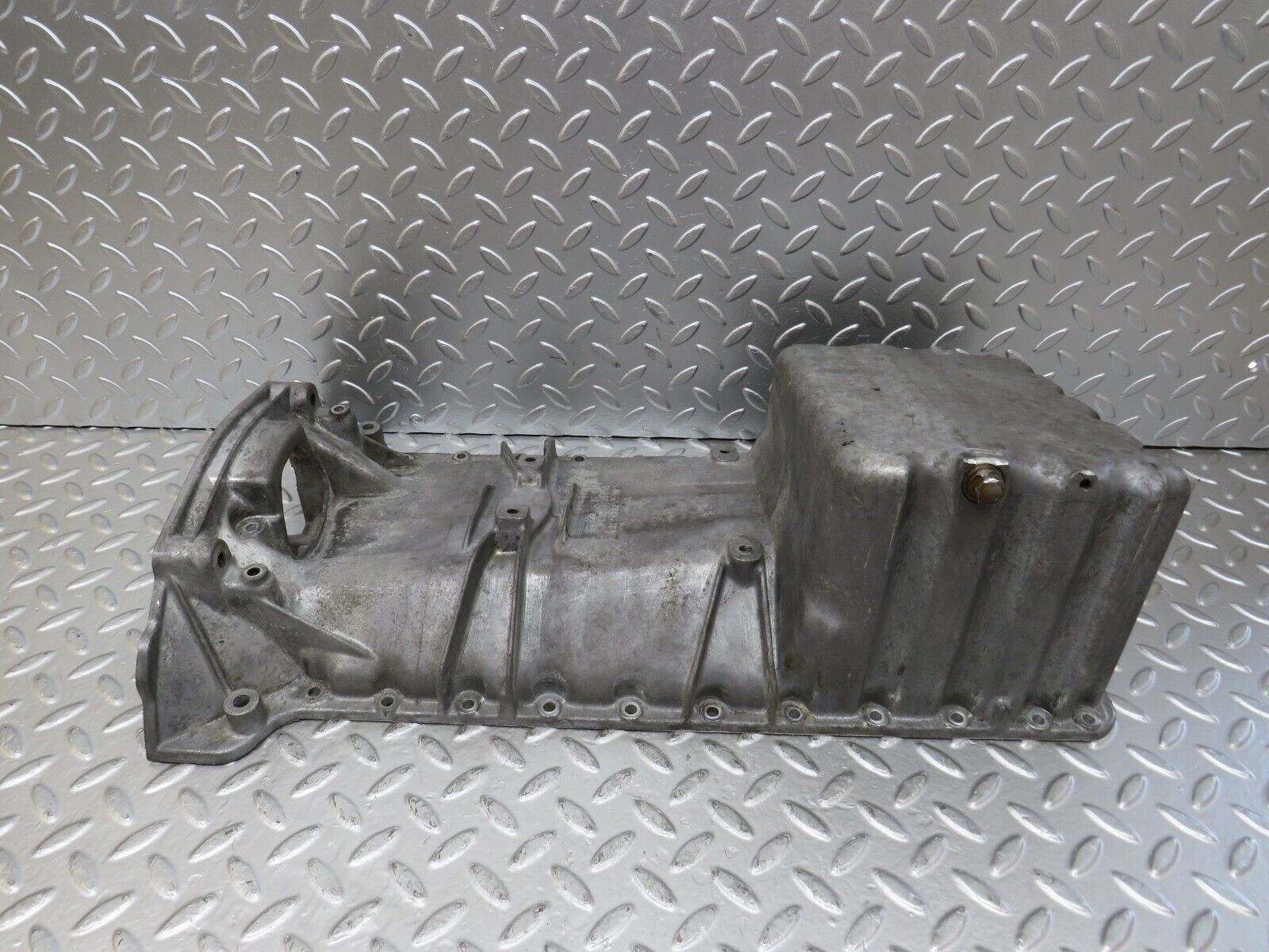 26085 Mercedes-Benz W123 200 Oil Pan Oil Sump 1020141202