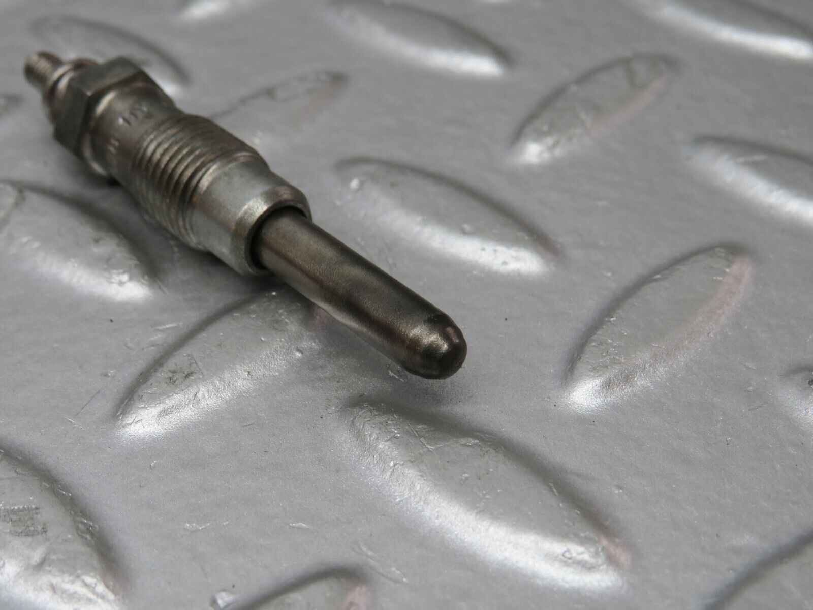 32898 Mercedes-Benz W123 300D Glow Plug Bosch Y-902R 046