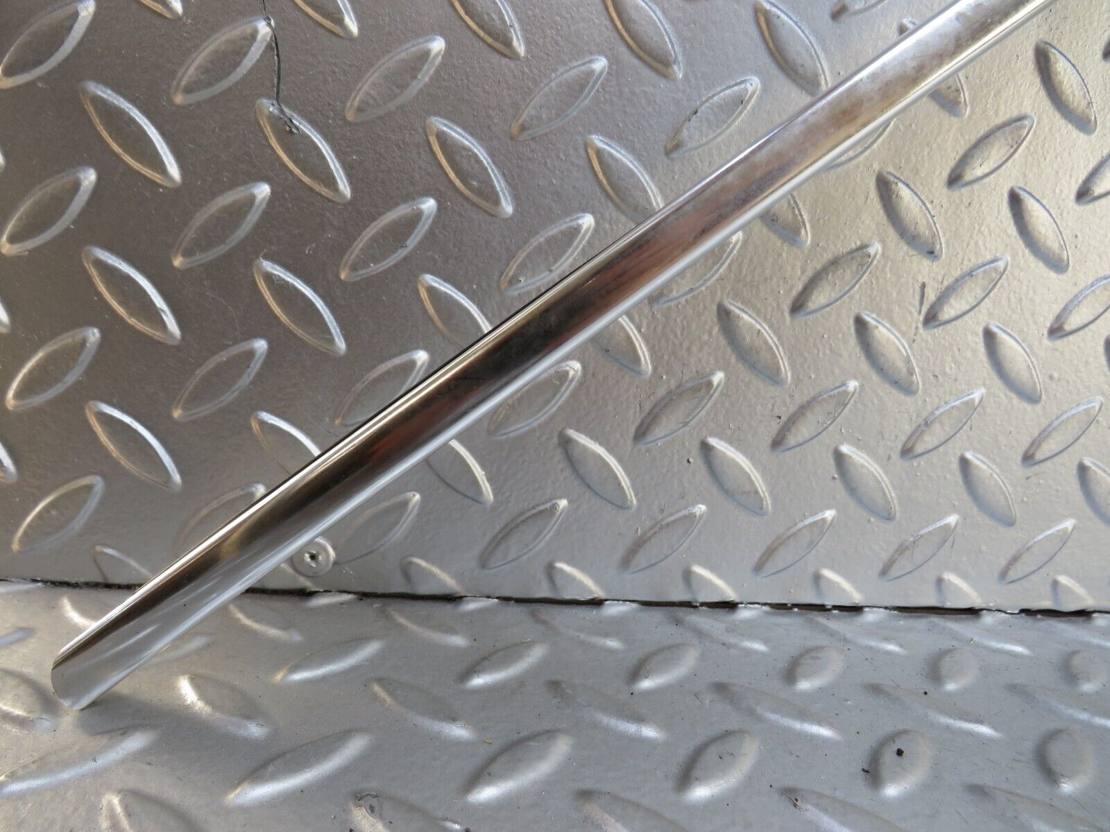 37027 Mercedes-Benz C126 420SEC Coupe Roof Chrome Trim Left Side