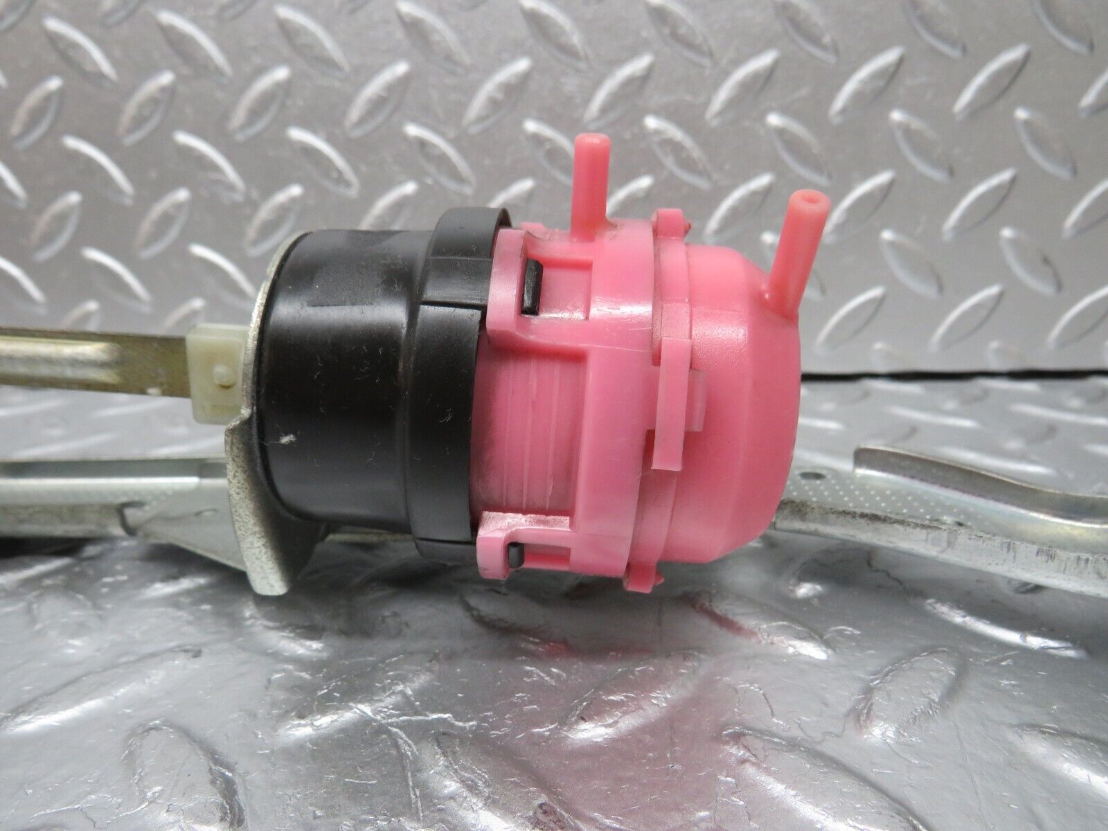 31355 Mercedes-Benz S124 220TE Wagon Heater Box Vacuum Actuator 9061820412