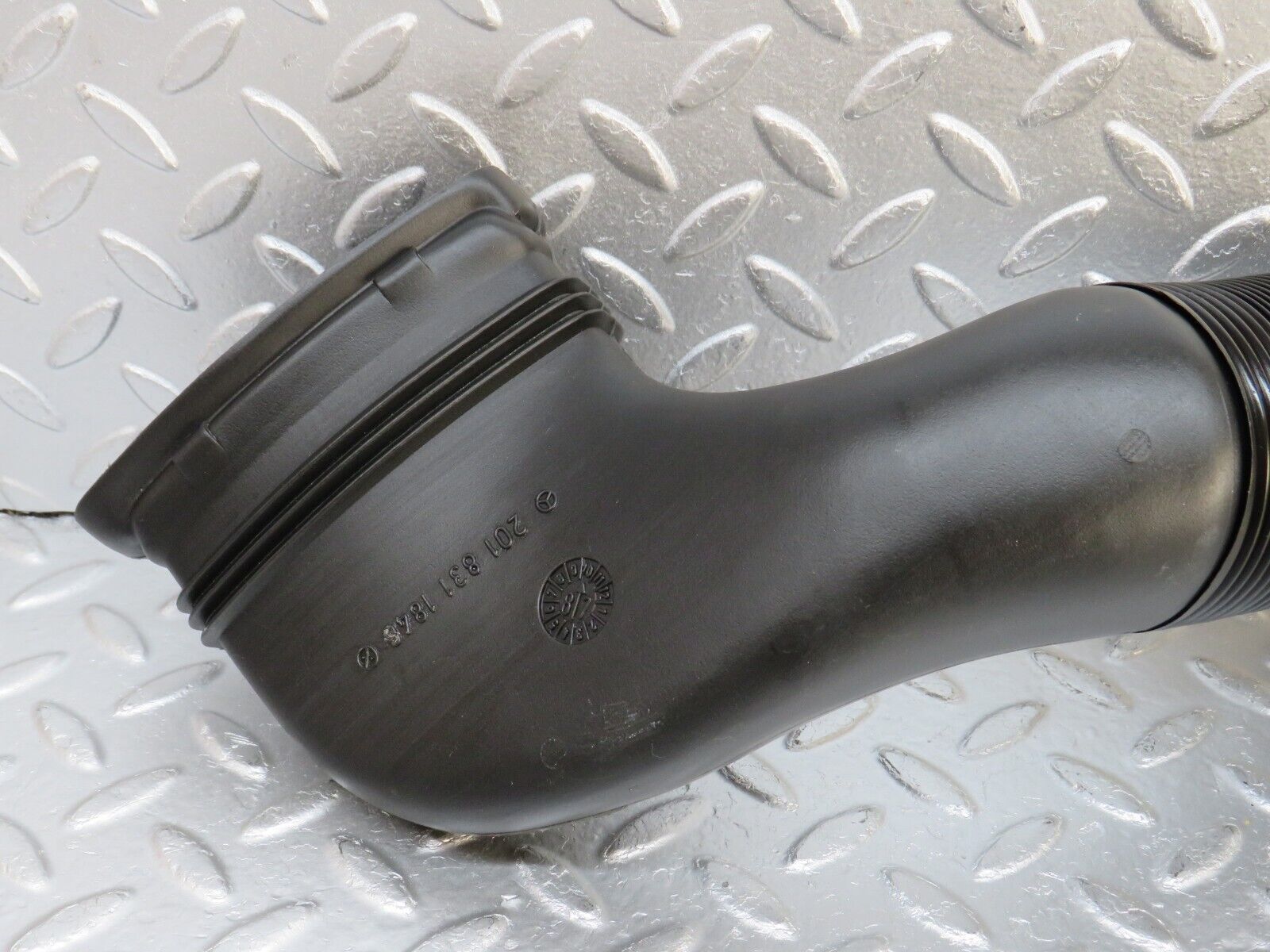 33584 Mercedes-Benz W201 190E 2.0L Air Duct Pipe Hose Right 2018311846 2018311646