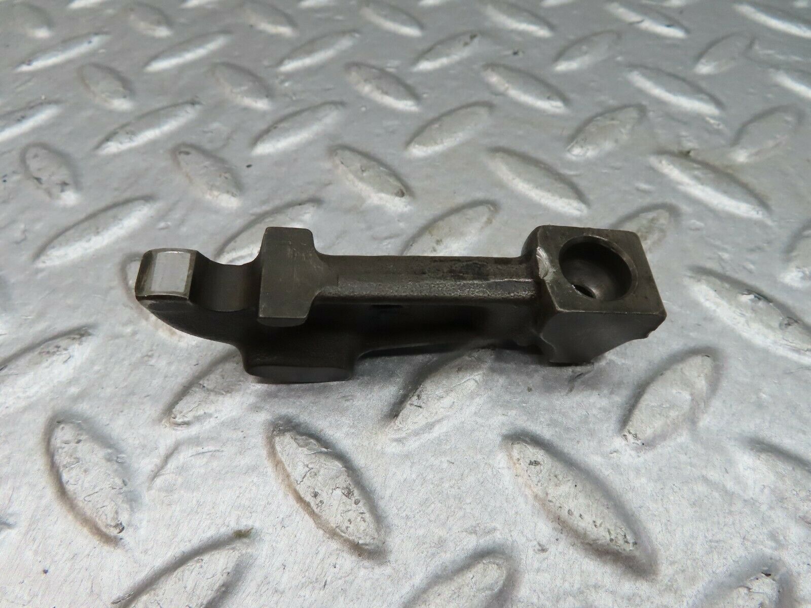 18064 Mercedes-Benz W123 200 Valve Rocker Arm With Retaining Spring