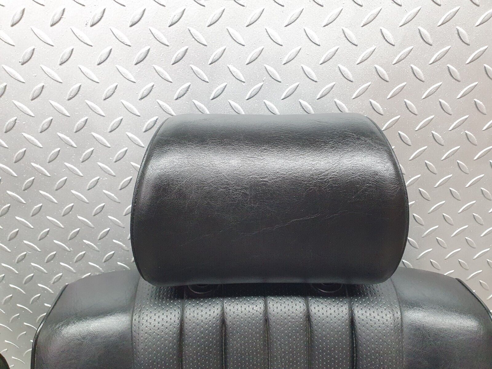 40807 Mercedes-Benz W123 300D Front Left Seat Leather Black