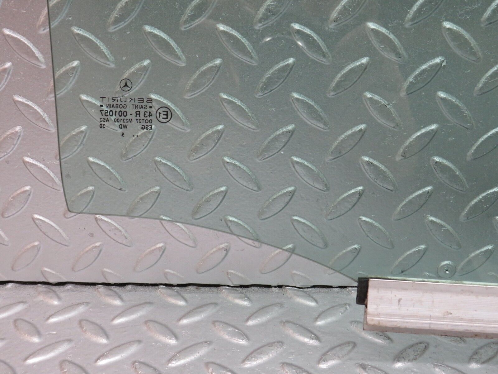 33264 Mercedes-Benz W202 C180 Rear Right Door Window Glass