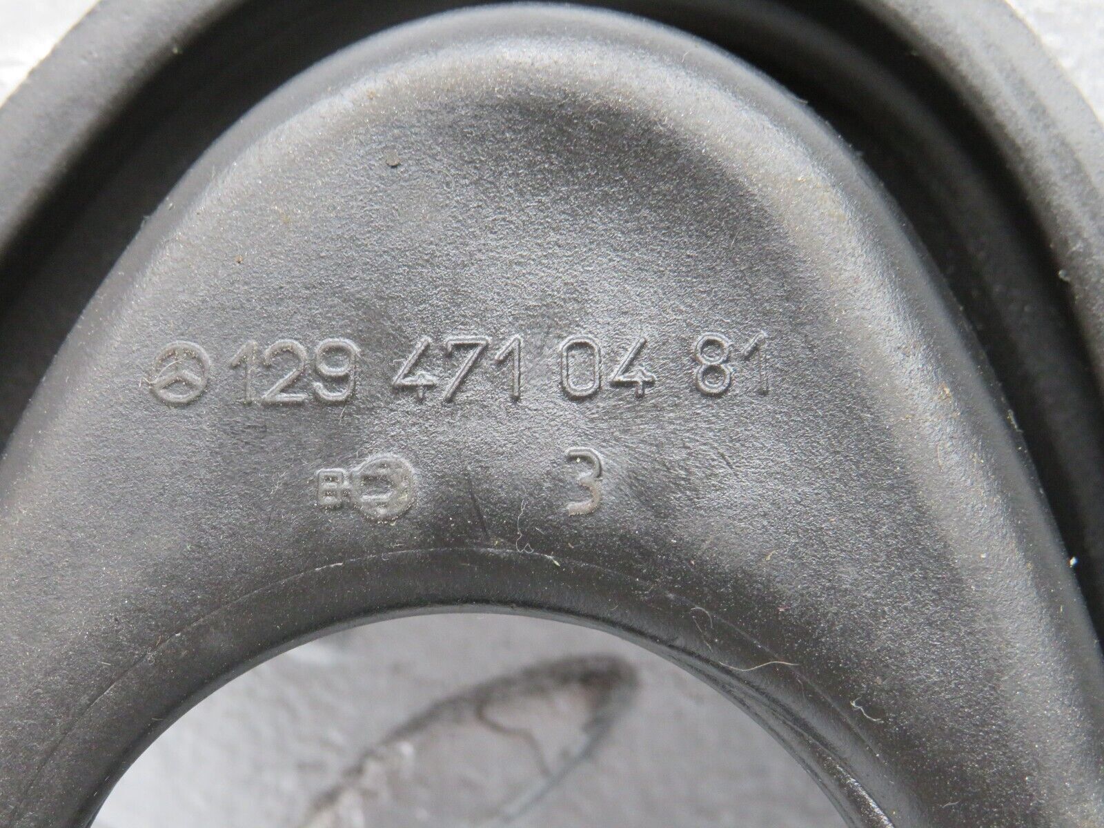 39717 Mercedes-Benz R129 320SL Coupe Fuel Tank Rubber Seal 1294710381 1294710481