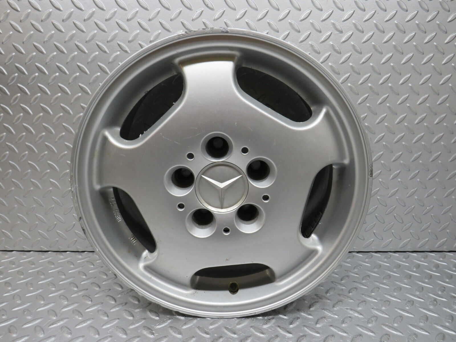 38189 Mercedes-Benz A124 Alloy Wheel 7Jx15H2 ET37 KBA44301