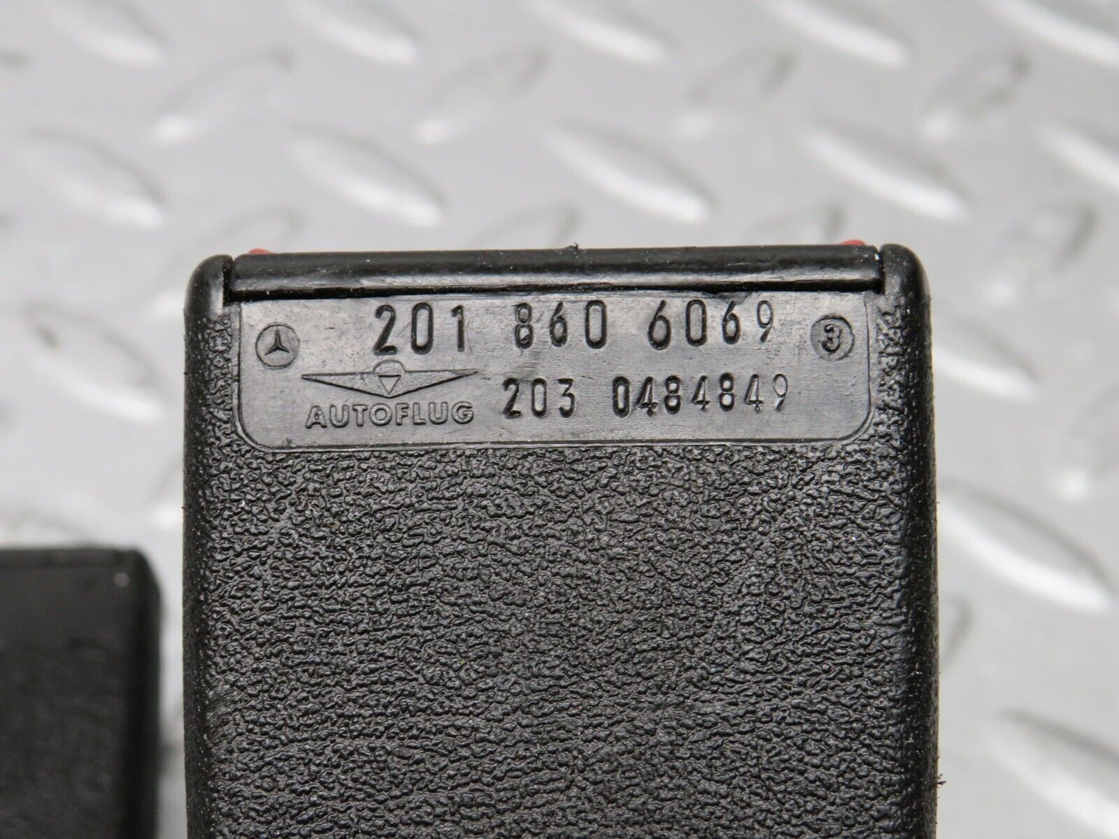 39057 Mercedes-Benz W201 190E 2.6L Rear Seat Belt Set With Buckles L & R 2018604285 2018605685 2018606069