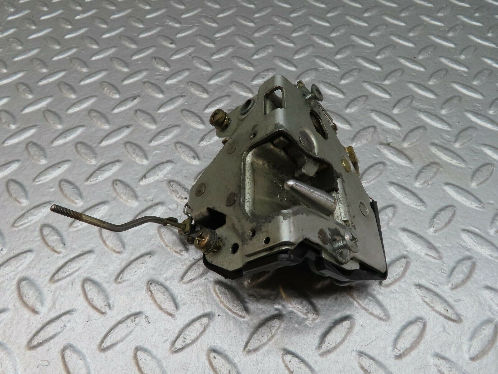 18039 Mercedes-Benz W123 200 Front Left Door Lock Mechanism 1237230108