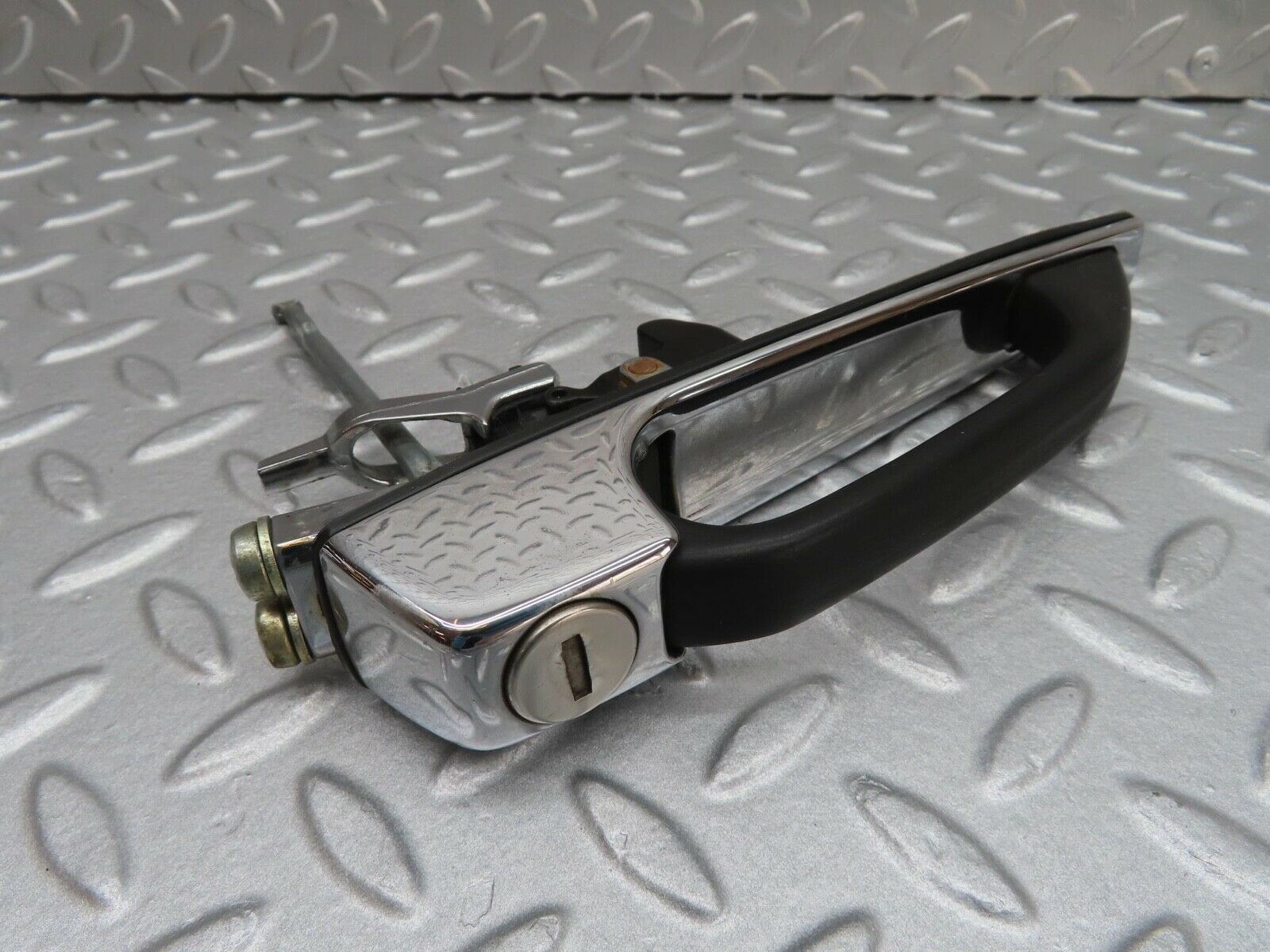 15968 Mercedes-Benz W123 280E Front Left Exterior Door Handle No Key