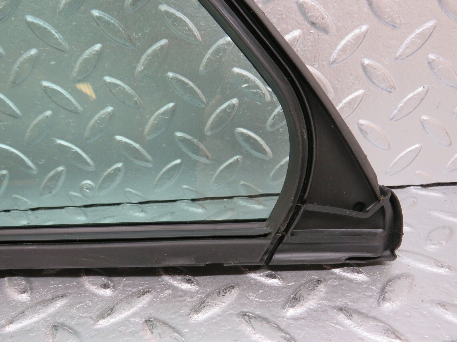 33260 Mercedes-Benz W202 C180 Rear Right Quarter Window Glass 2027350224