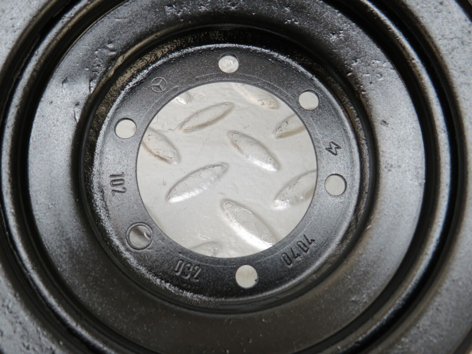 25498 Mercedes-Benz W123 200 Crankshaft Pulley 1020320404