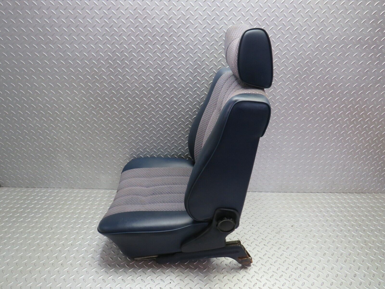 31147 Mercedes-Benz W123 200D Front Left Passenger Seat Blue