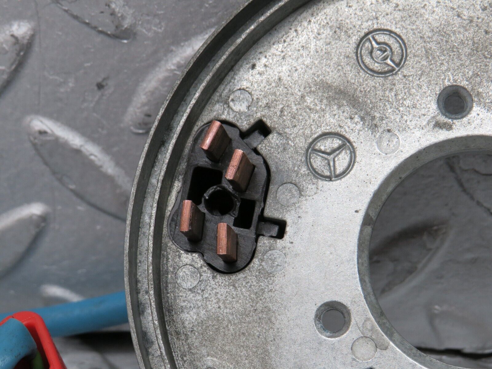 37926 Mercedes-Benz A124 320E Cabriolet Steering Wheel Contact Plate 1244620597