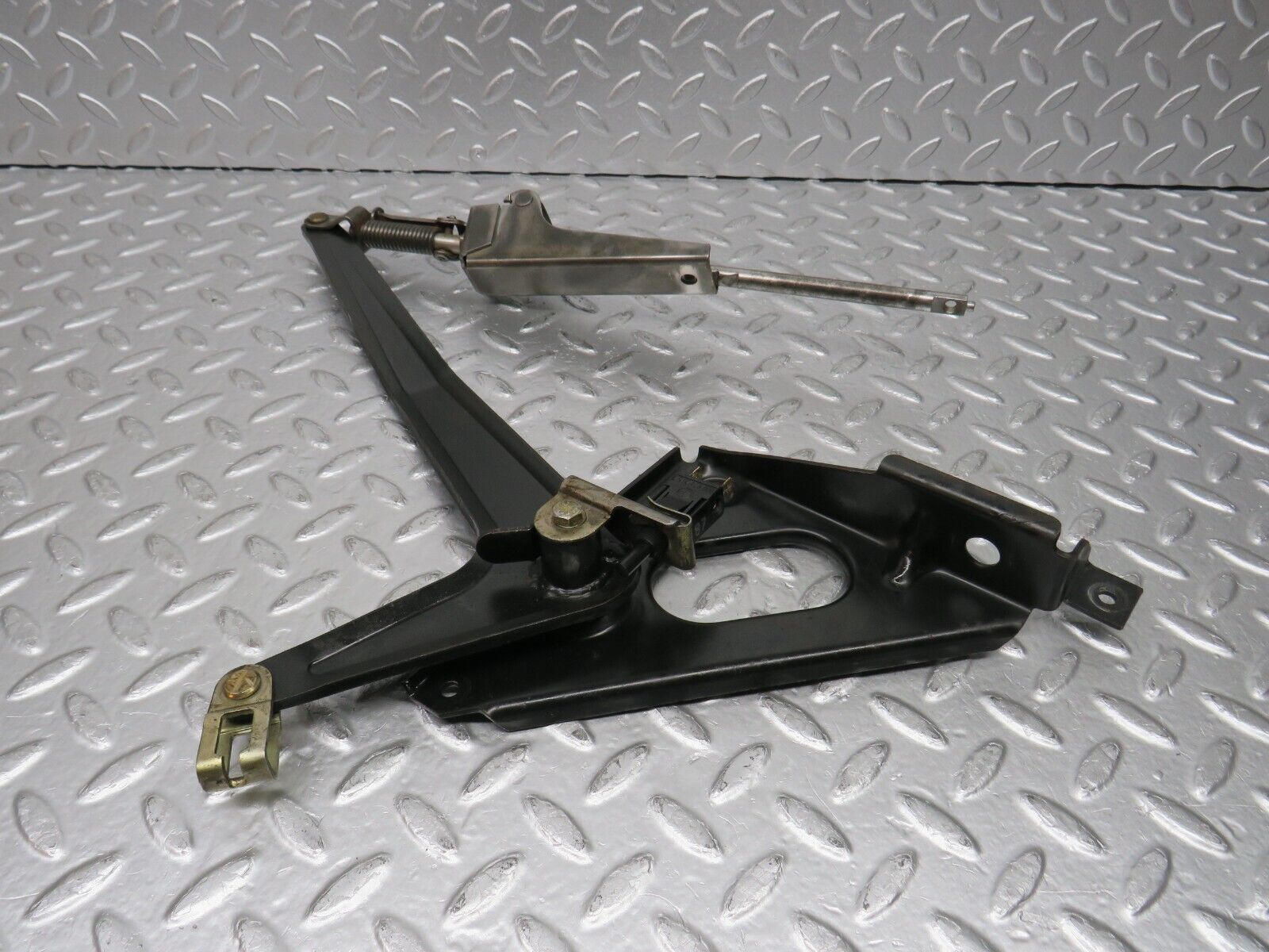 31101 Mercedes-Benz W123 200D Handbrake Regulator