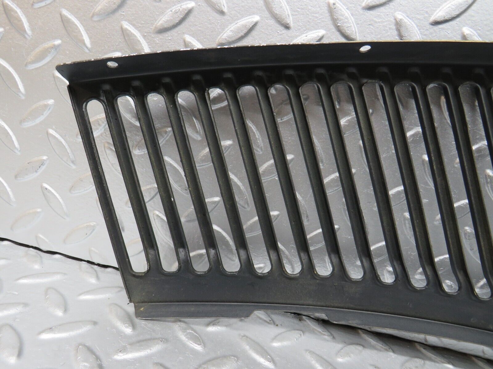 0838 Mercedes-Benz C107 350SLC Coupe Air Intake Grill Left Side