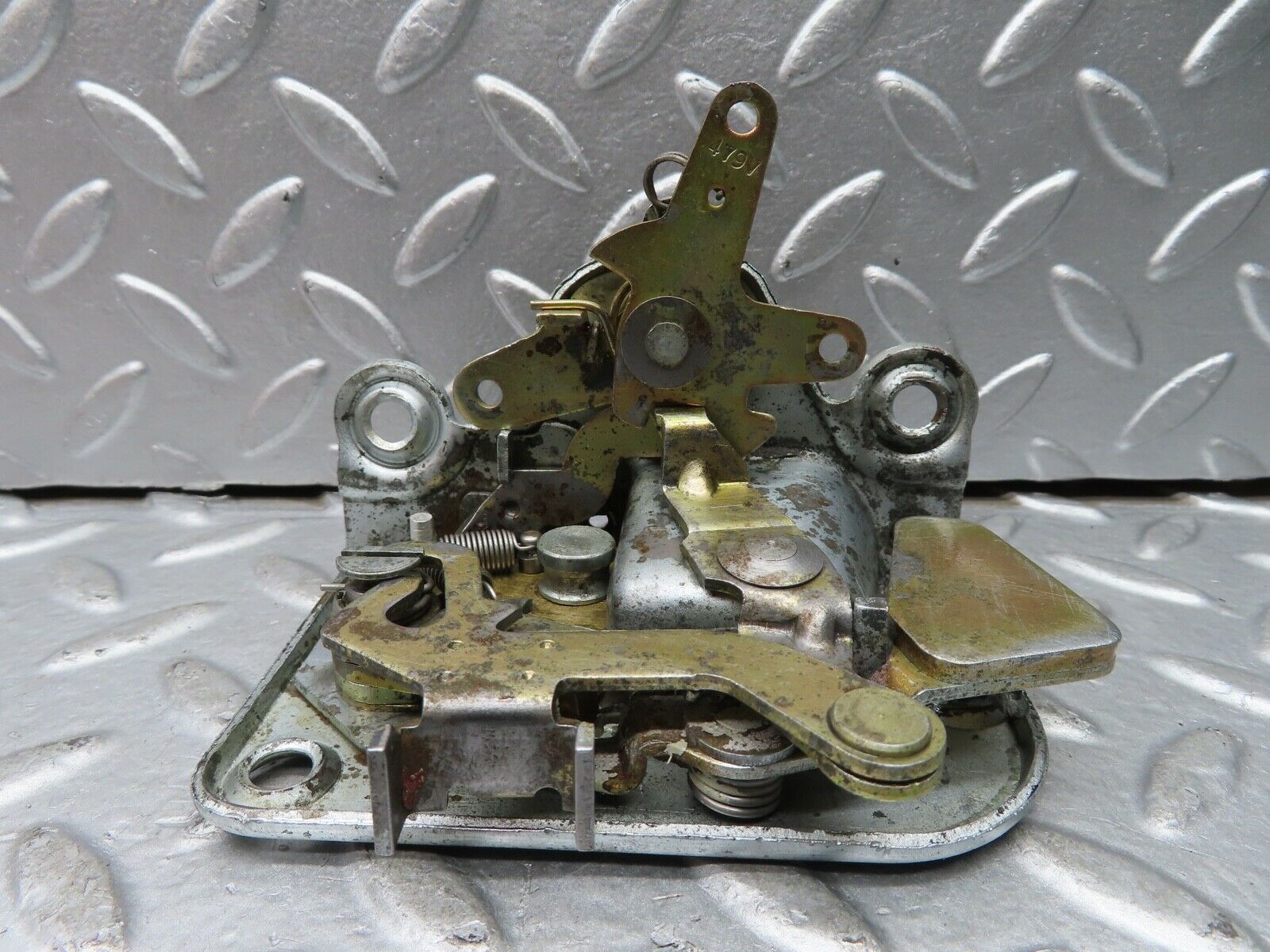 20981 Mercedes-Benz W114 250CE Coupe Left Door Lock Mechanism