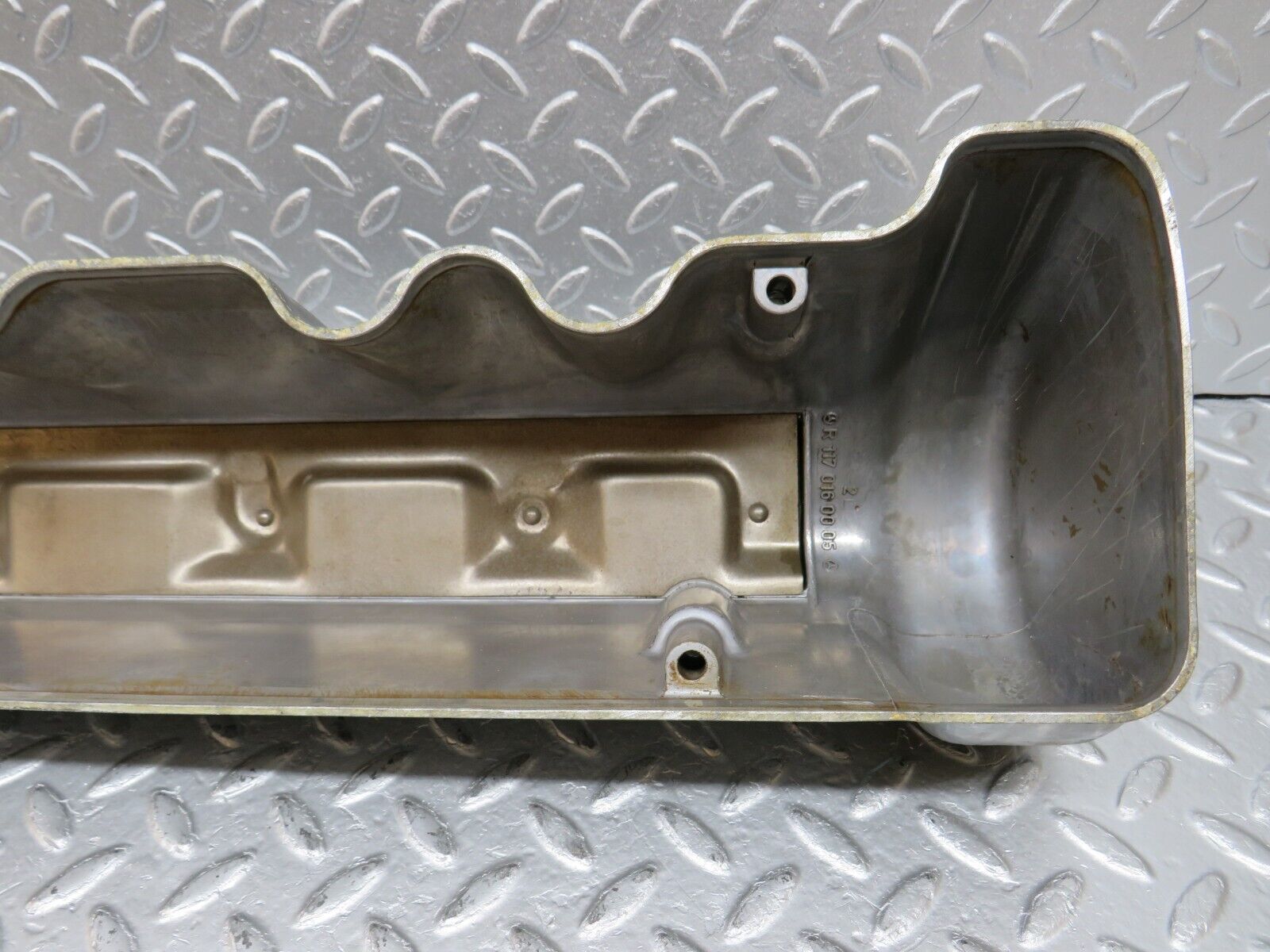 34537 Mercedes-Benz C126 380SEC Cylinder Head Valve Cover Left 1170160005