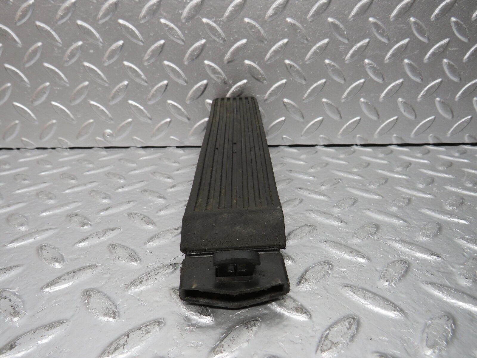 31125 Mercedes-Benz W123 200D Accelerator Pedal With Rubber 1163010182