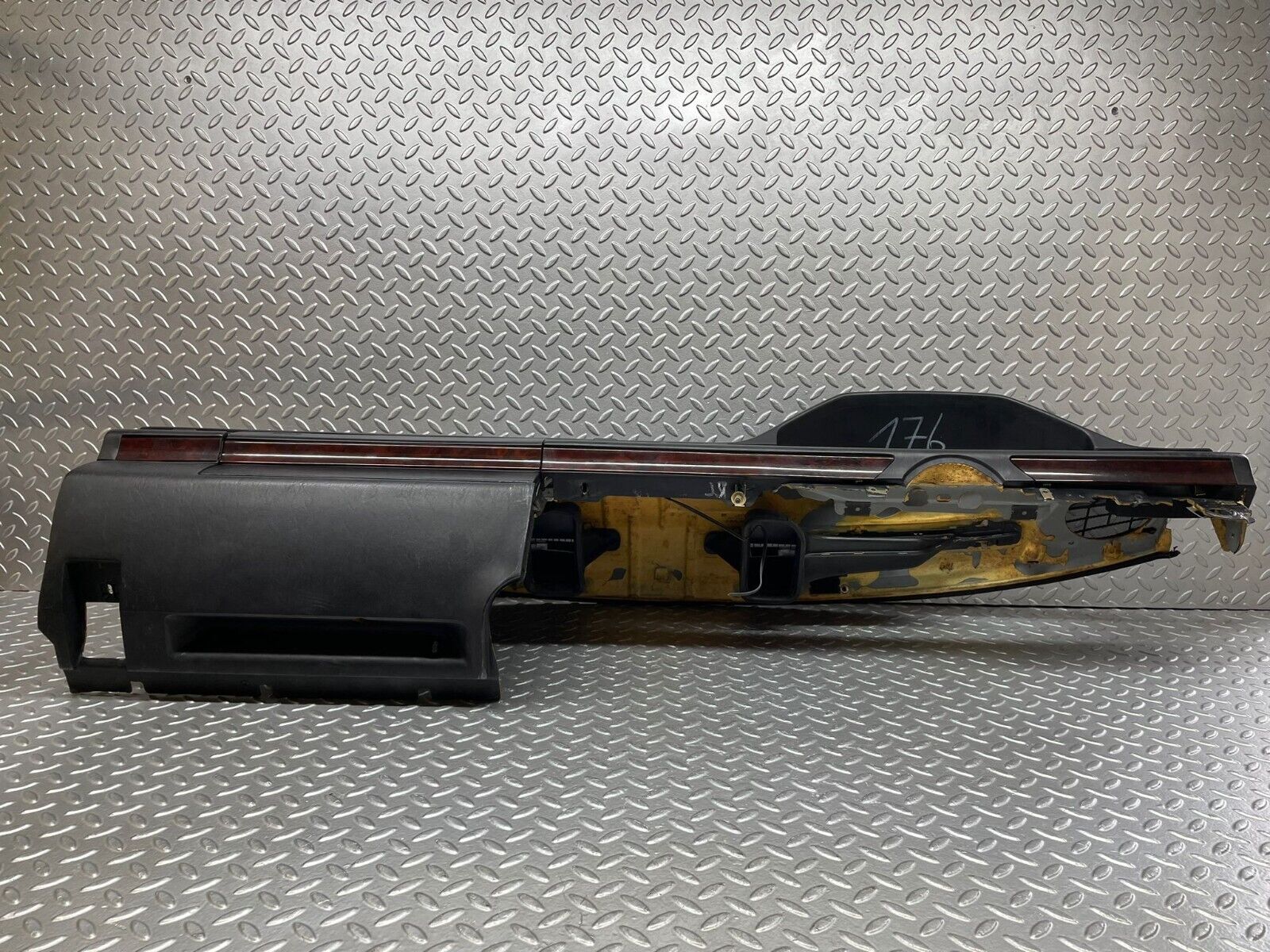 37966 Mercedes-Benz A124 320E Cabriolet Dashboard Black