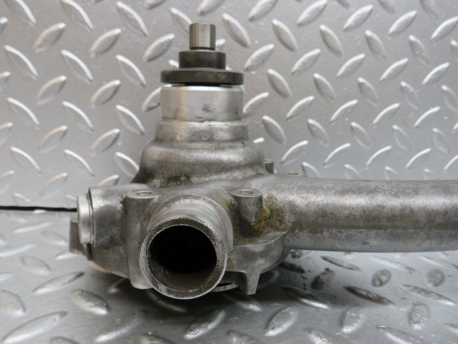 29508 Mercedes-Benz W124 230E Water Pump 1022011701