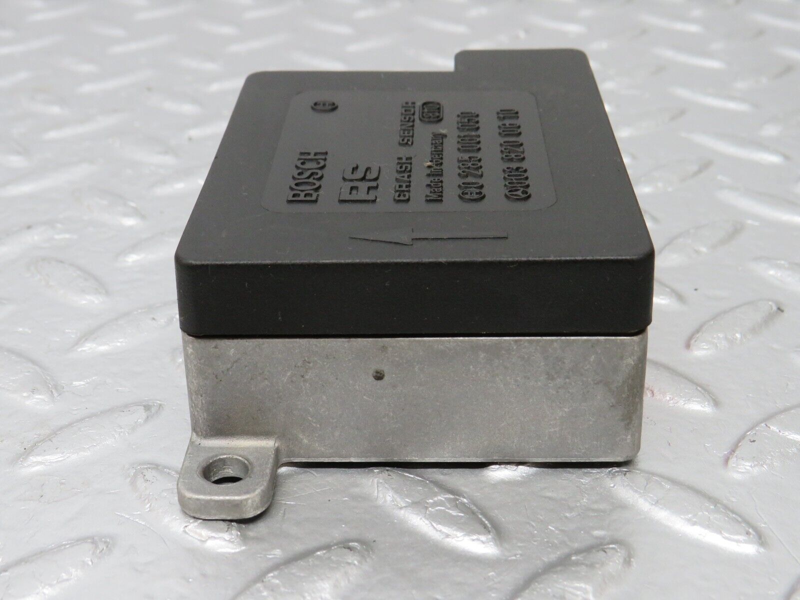 34068 Mercedes-Benz W124 260E Crash Sensor 0038200610 0285001050