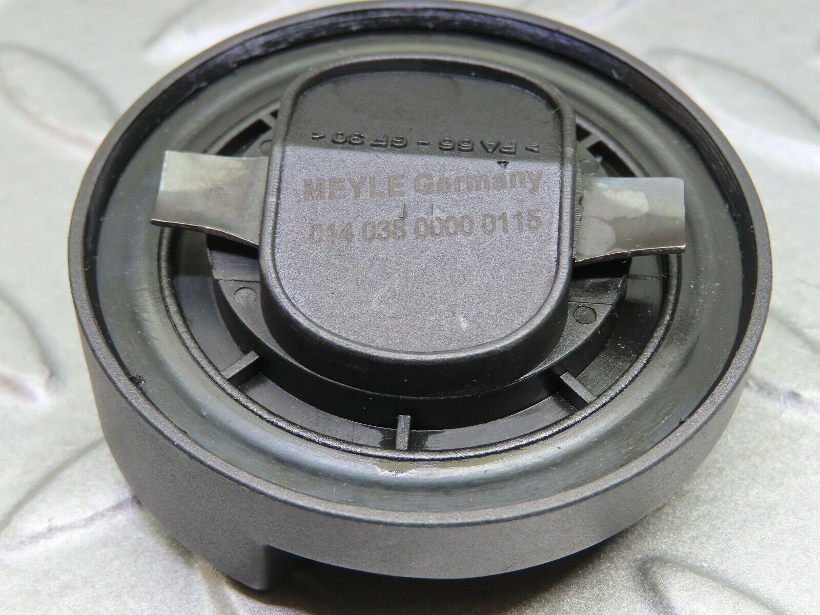 3962 Mercedes-Benz S123 200T Wagon Oil Filler Cap 0140380000