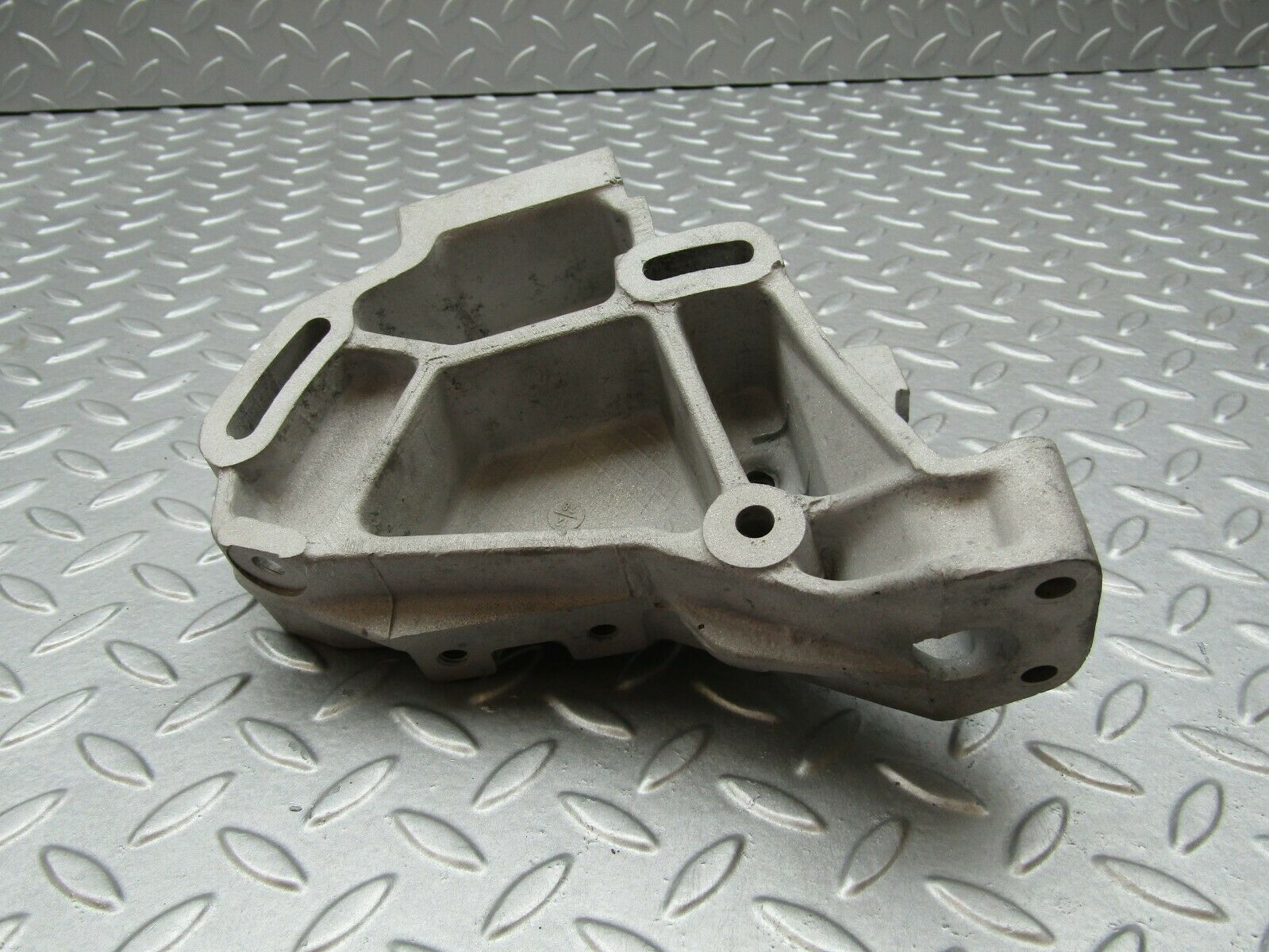 3347 Mercedes-Benz V123 240D LWB Power Steering Pump Bracket 6172360030